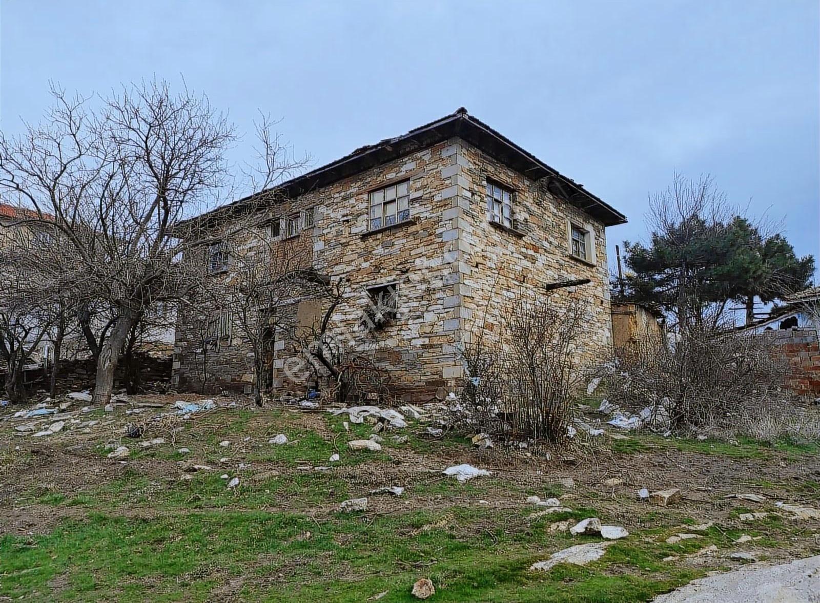 Sivaslı Hanoğlu Köyünde Huzurlu Yaşam Bahçeli Müstakil Ev