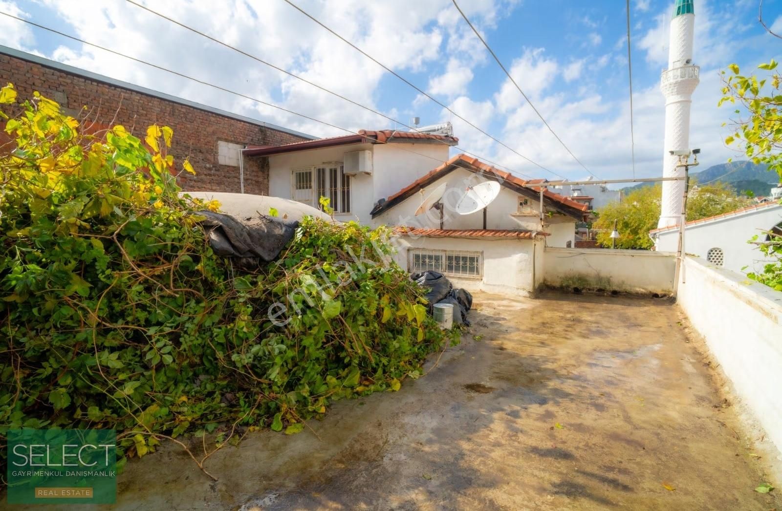 Marmaris'in Kalbinde Satılık Hamam, 2+1 Daire Ve Dükkan