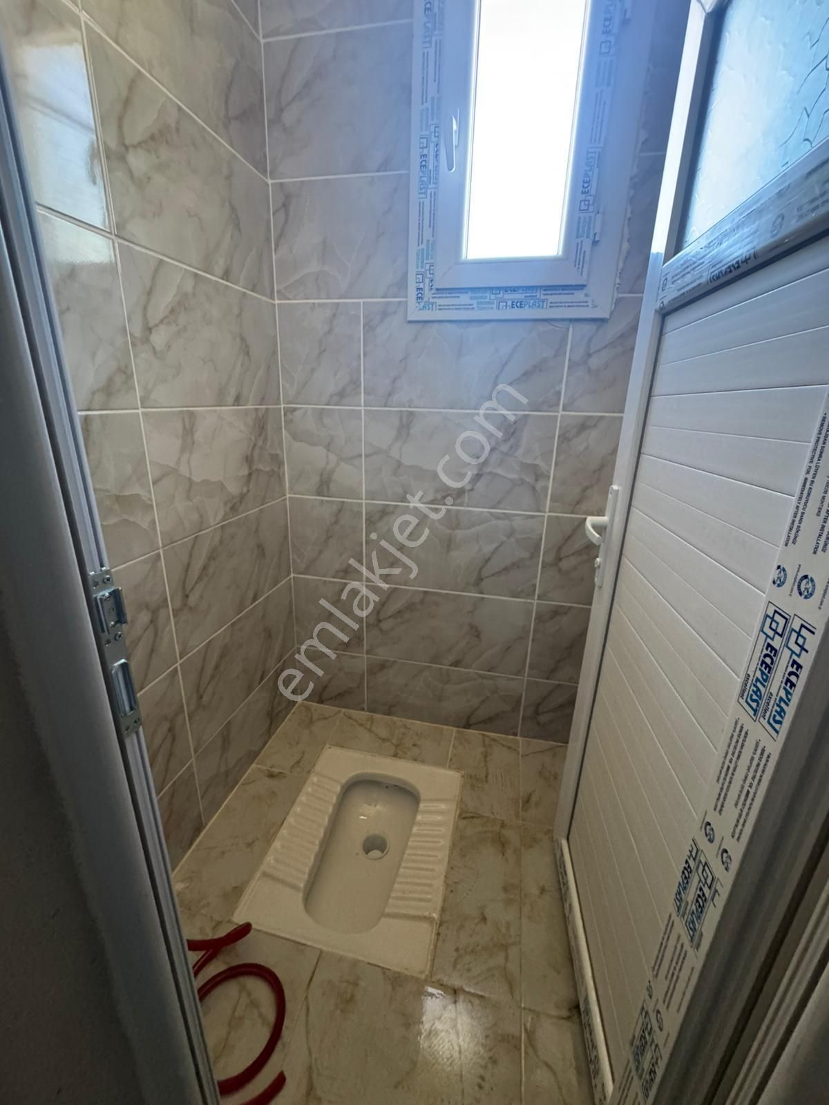 Kozan Gayrimenkulden Göllerde 620mt2 İçinde Ev Ve Arsa - Görsel 6