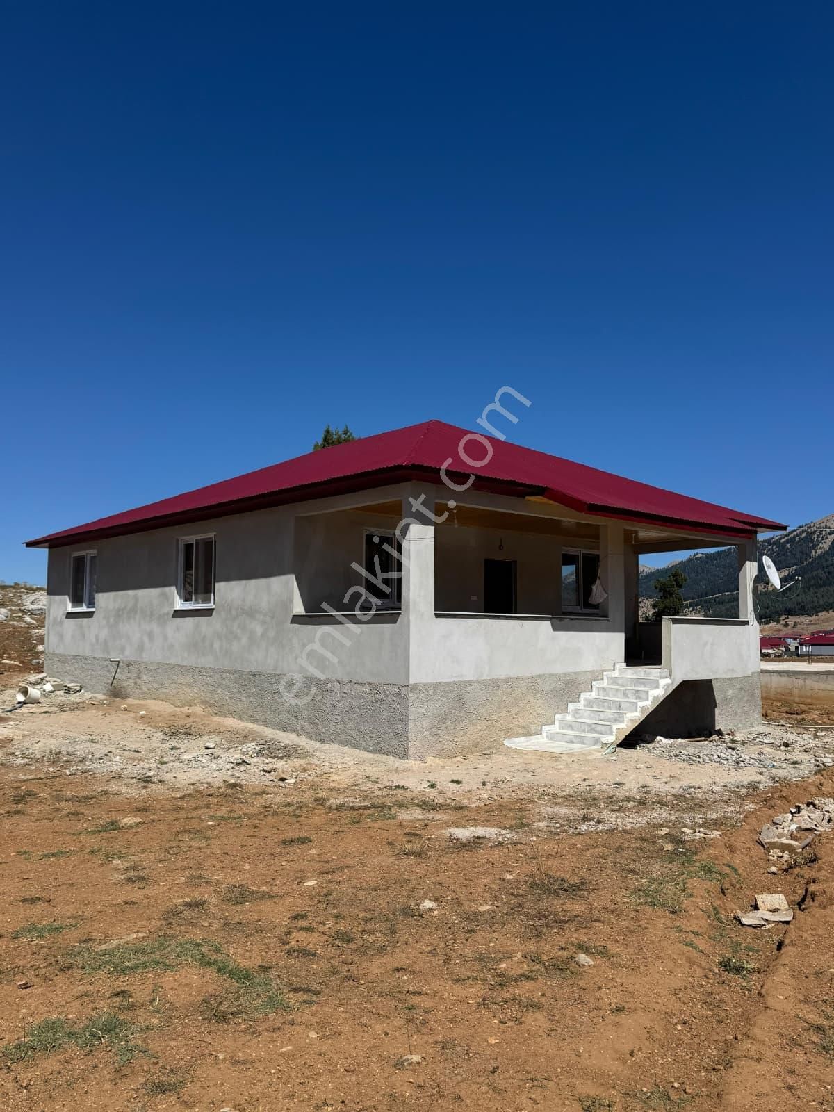 Kozan Gayrimenkulden Göllerde 620mt2 İçinde Ev Ve Arsa