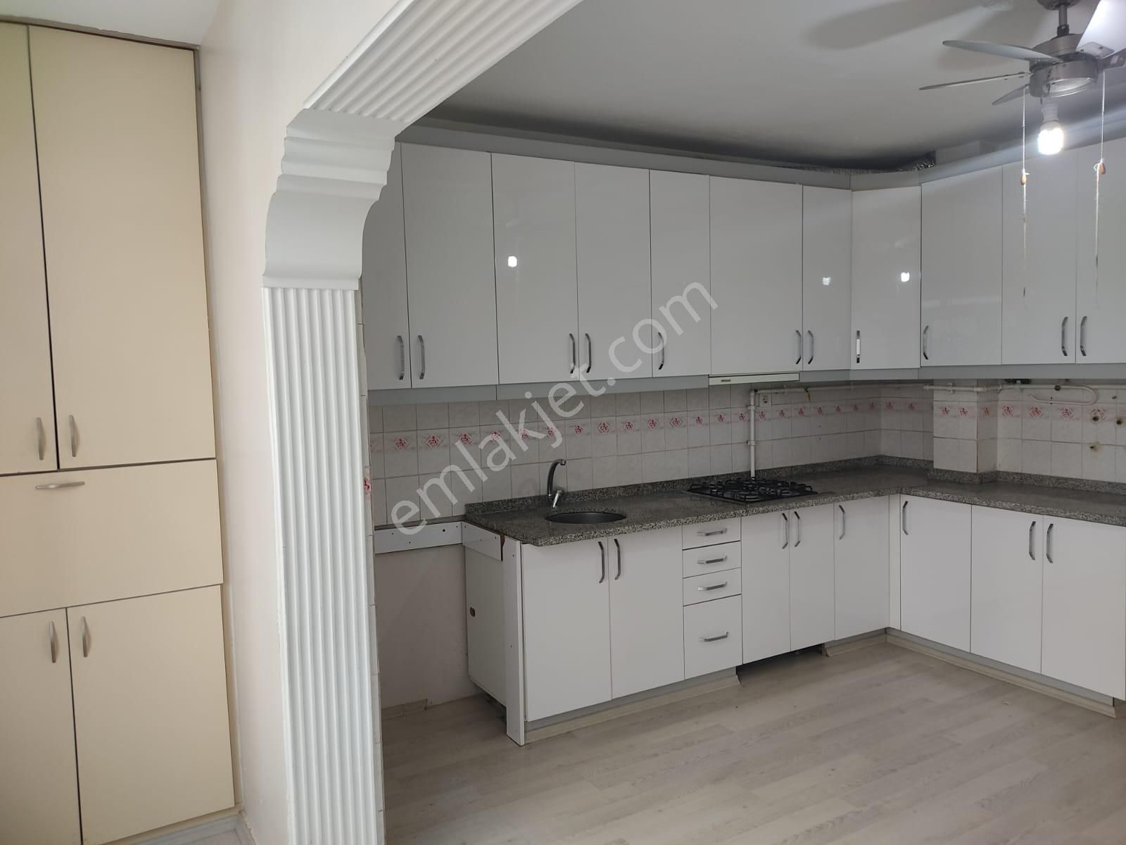 Ender Uysal Gayrimenkulden Satılık Fesleğen De 3+1 Balkonlu Çok Geniş Daire..