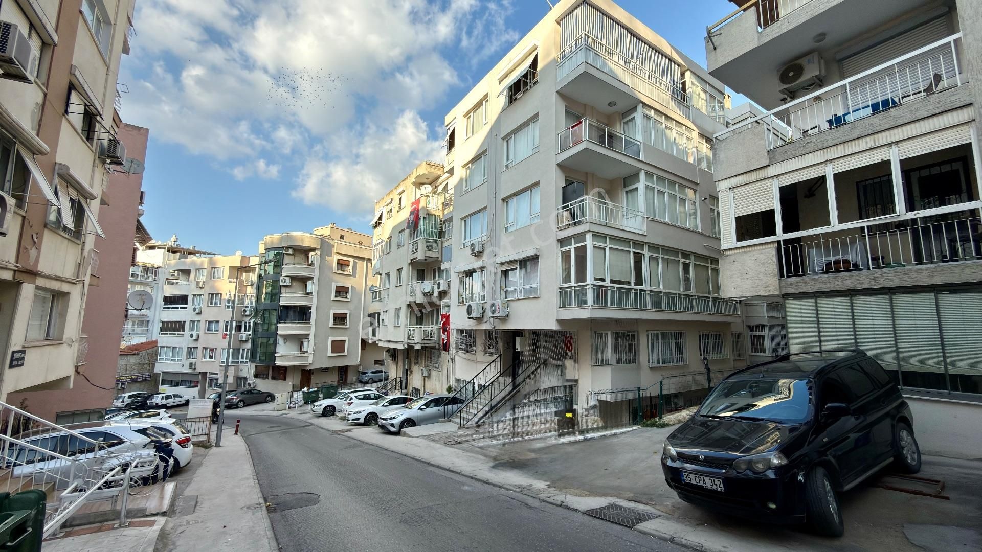 Göztepe’de Sahile 3 Dakika Masrafsız 2. Kat Satılık 2.5+1 Daire