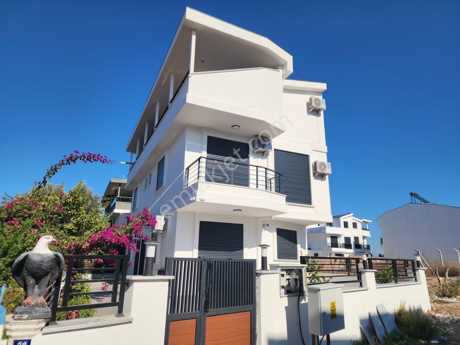 Hisar Mahallesi’nde Deniz Manzaralı Sıfır Villa Geniş Bahçeli | Teraslı | Modern | 3+1