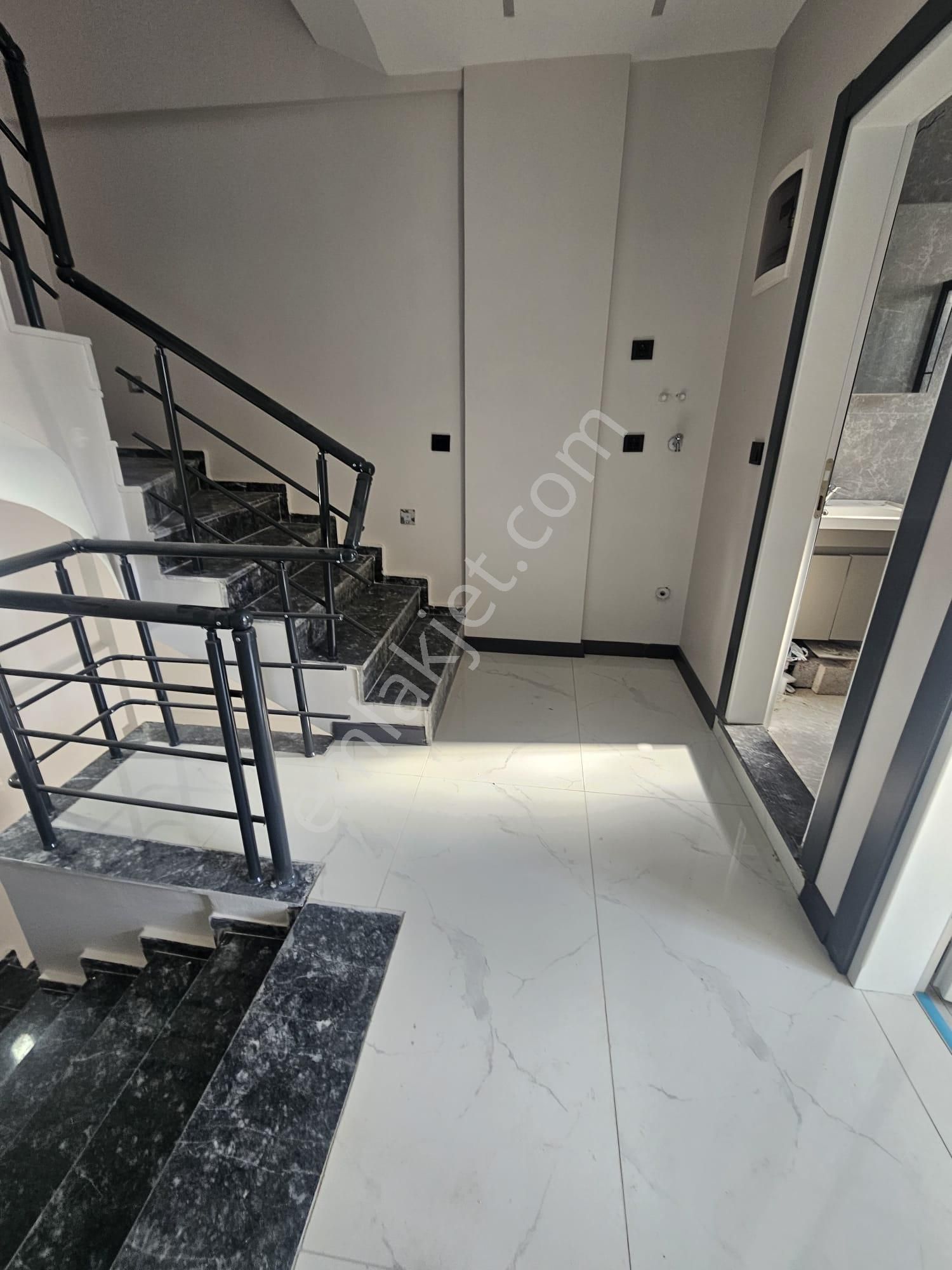 Hisar Mahallesi’nde Deniz Manzaralı Sıfır Villa Geniş Bahçeli | Teraslı | Modern | 3+1 - Görsel 13