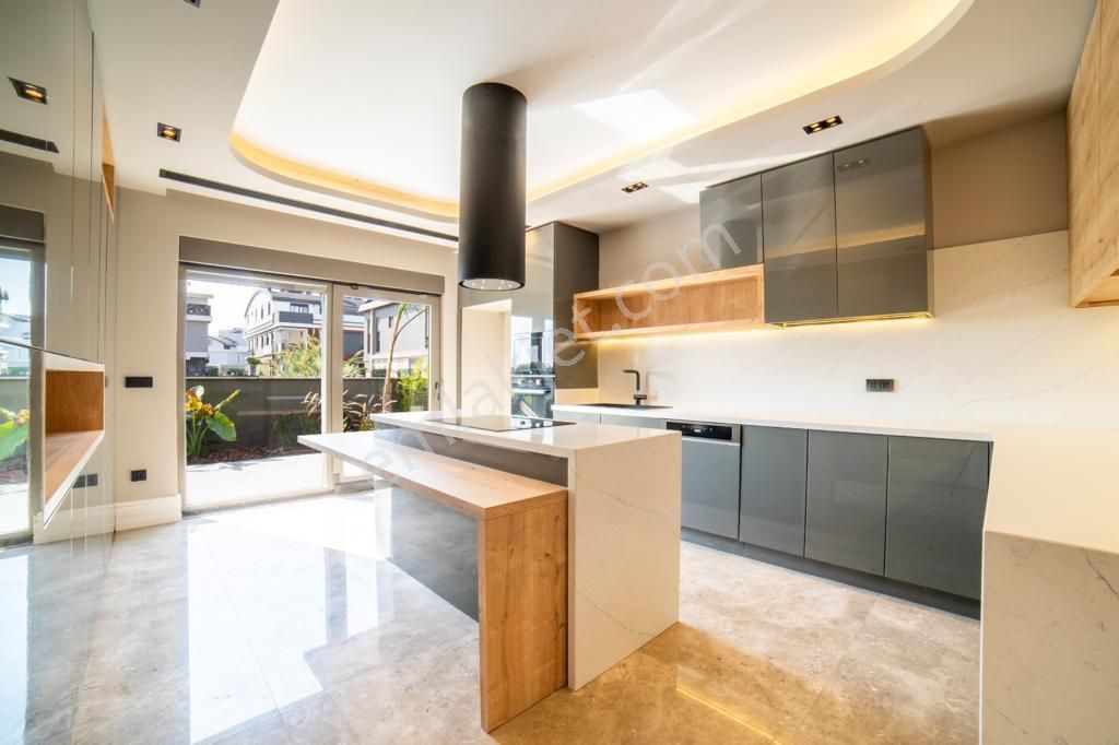 Lara Güzelobada Sahile Yakın Full Donanımlı 5+1 Lüks Villa