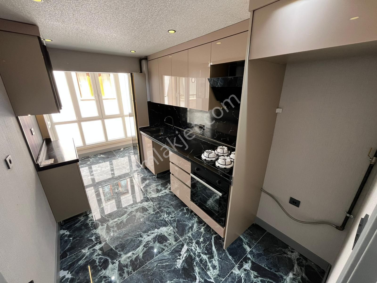 Yunus Emre Mahallesi'nde Full+full Lüks Yapılı 2+1 Daire! - Görsel 2