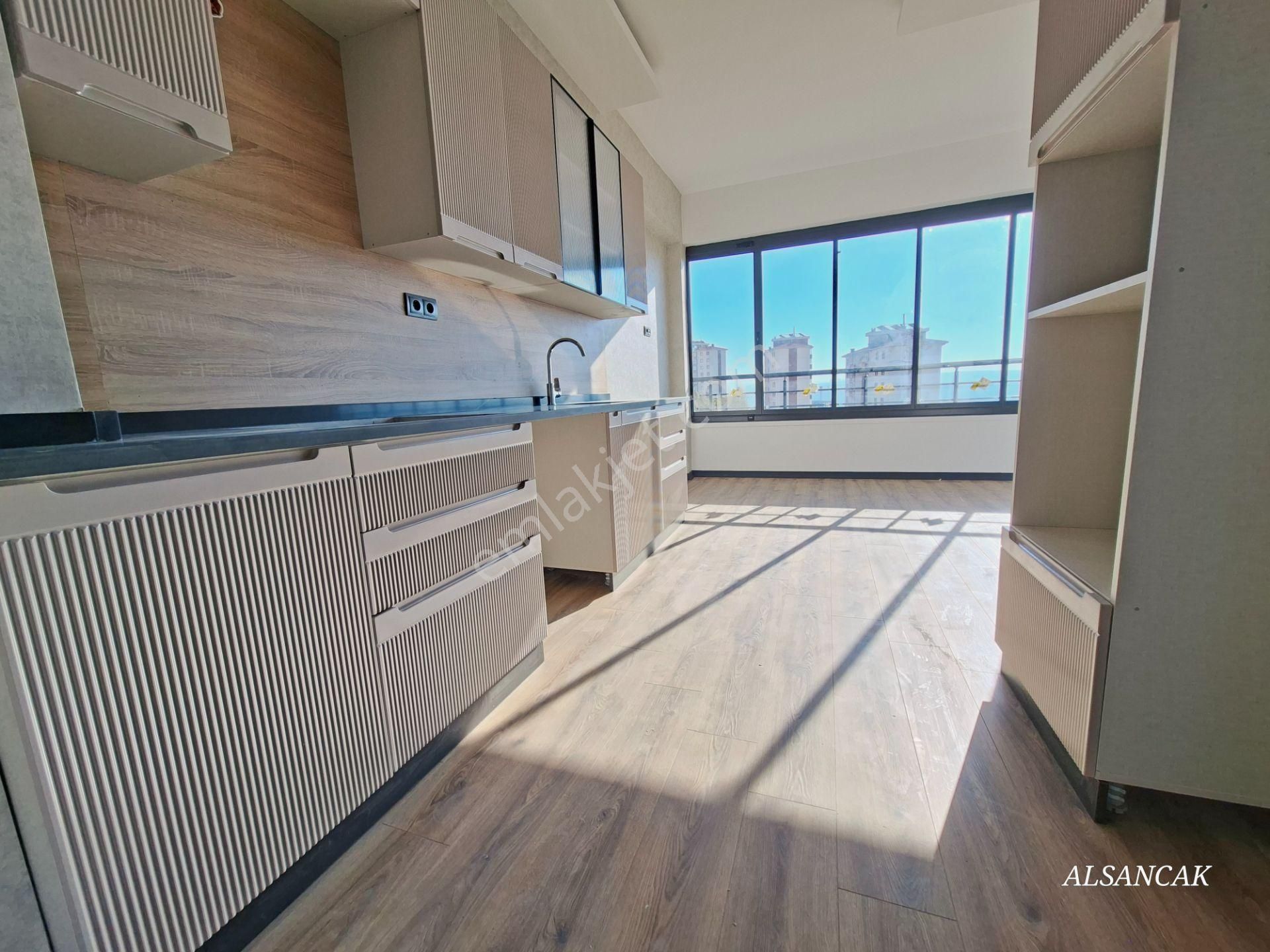 Site İçerisinde Katta Cam Balkonlu Geniş 2+1 Kiralık Lüks Daire