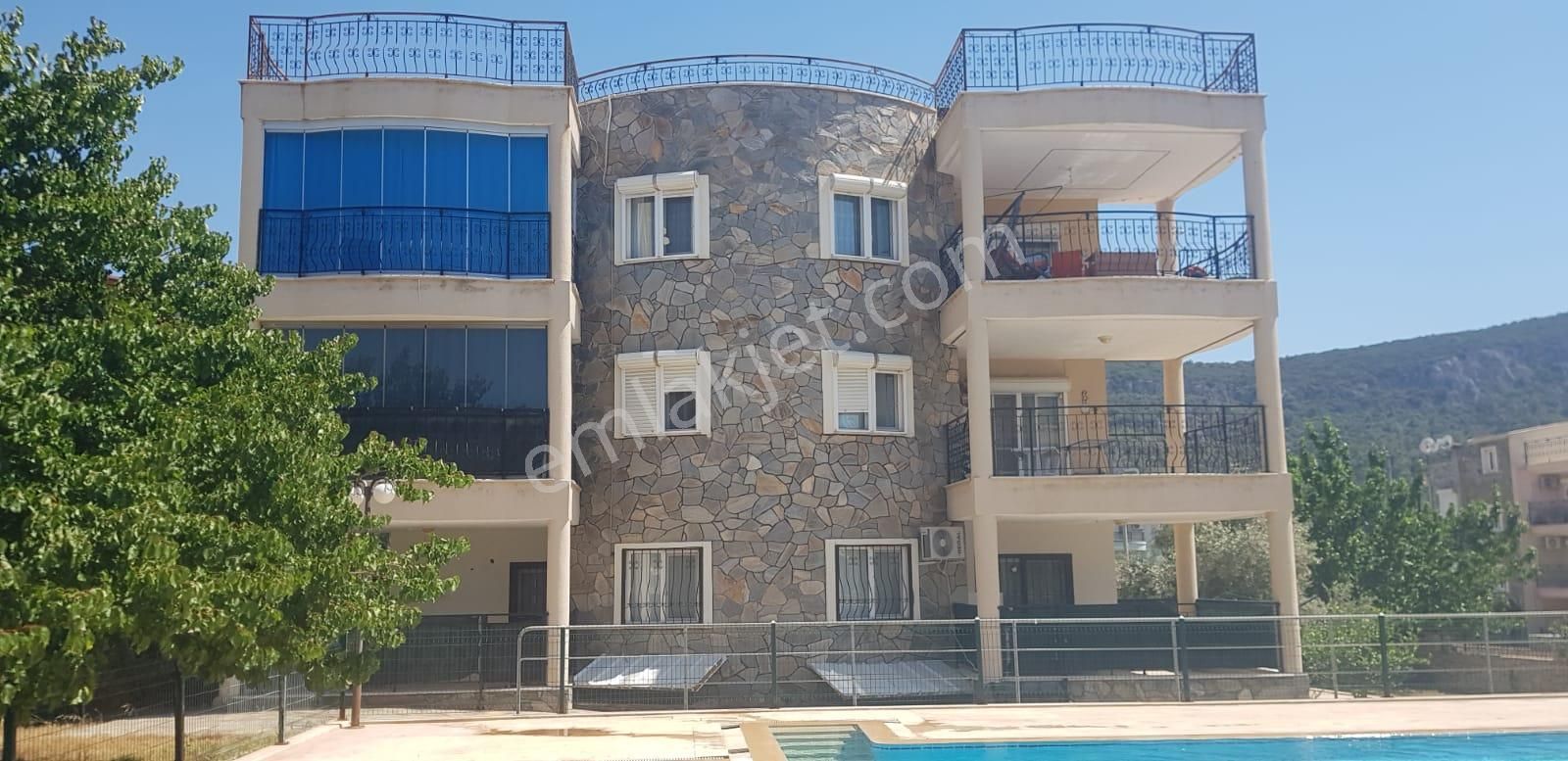 Aydın Akbük'te Satılık Havuzlu Site İçerisinde Full Deniz Manzaralı Terasa Sahip 4+1 Eşyalı Daire