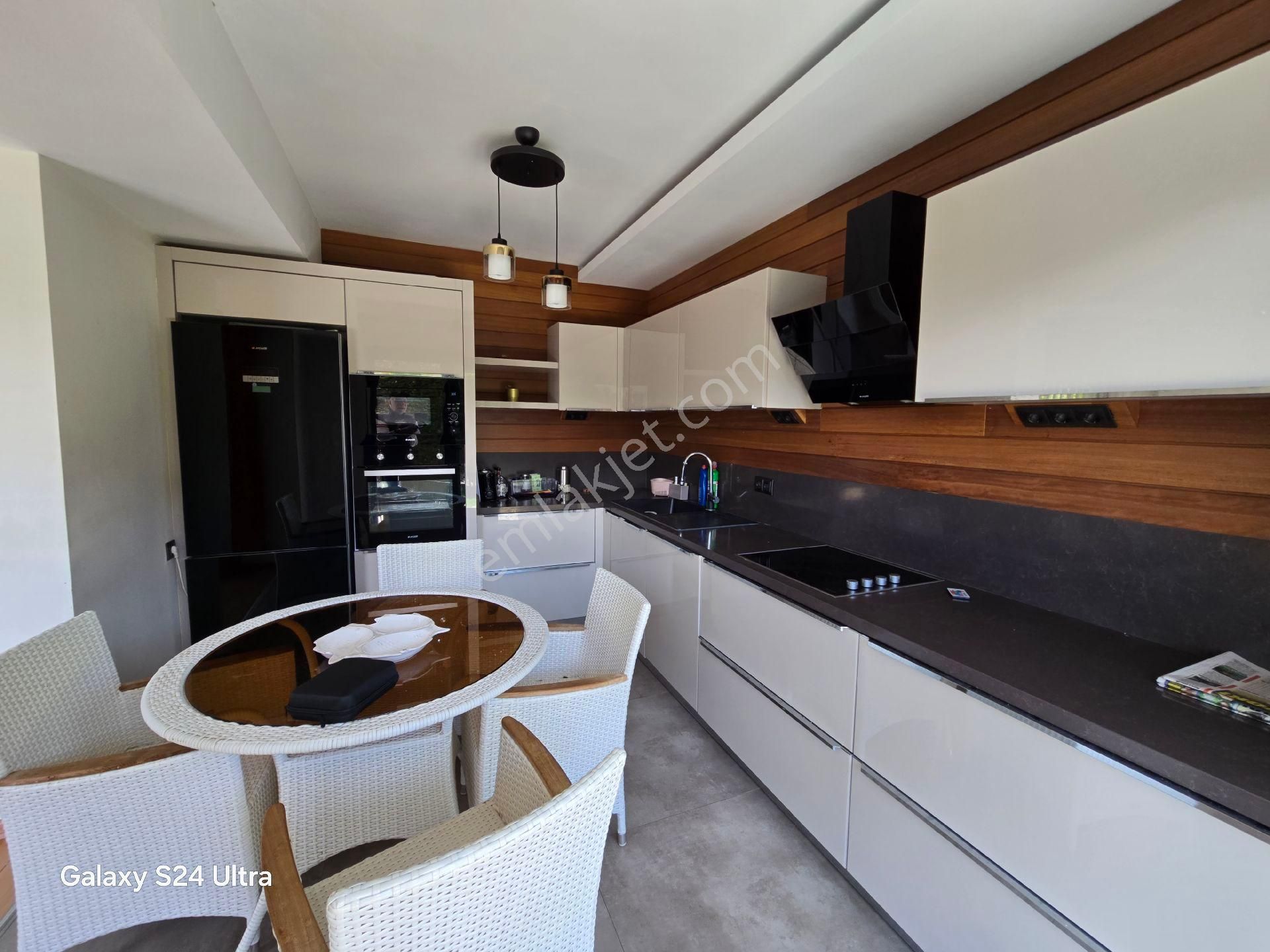 Kuşadası Kadınlar Denizinde Sahile Yürüme Mesafesinde 3+1 140m2 Tek Müstakil Özel Havuzlu - Görsel 10