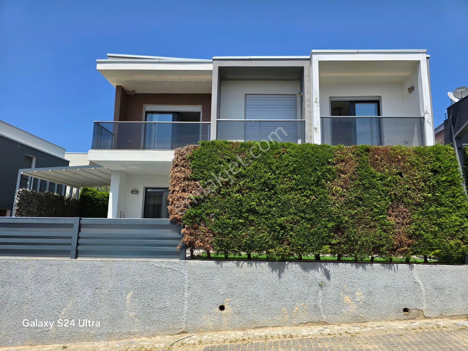 Kuşadası Kadınlar Denizinde Sahile Yürüme Mesafesinde 3+1 140m2 Tek Müstakil Özel Havuzlu - Görsel 2