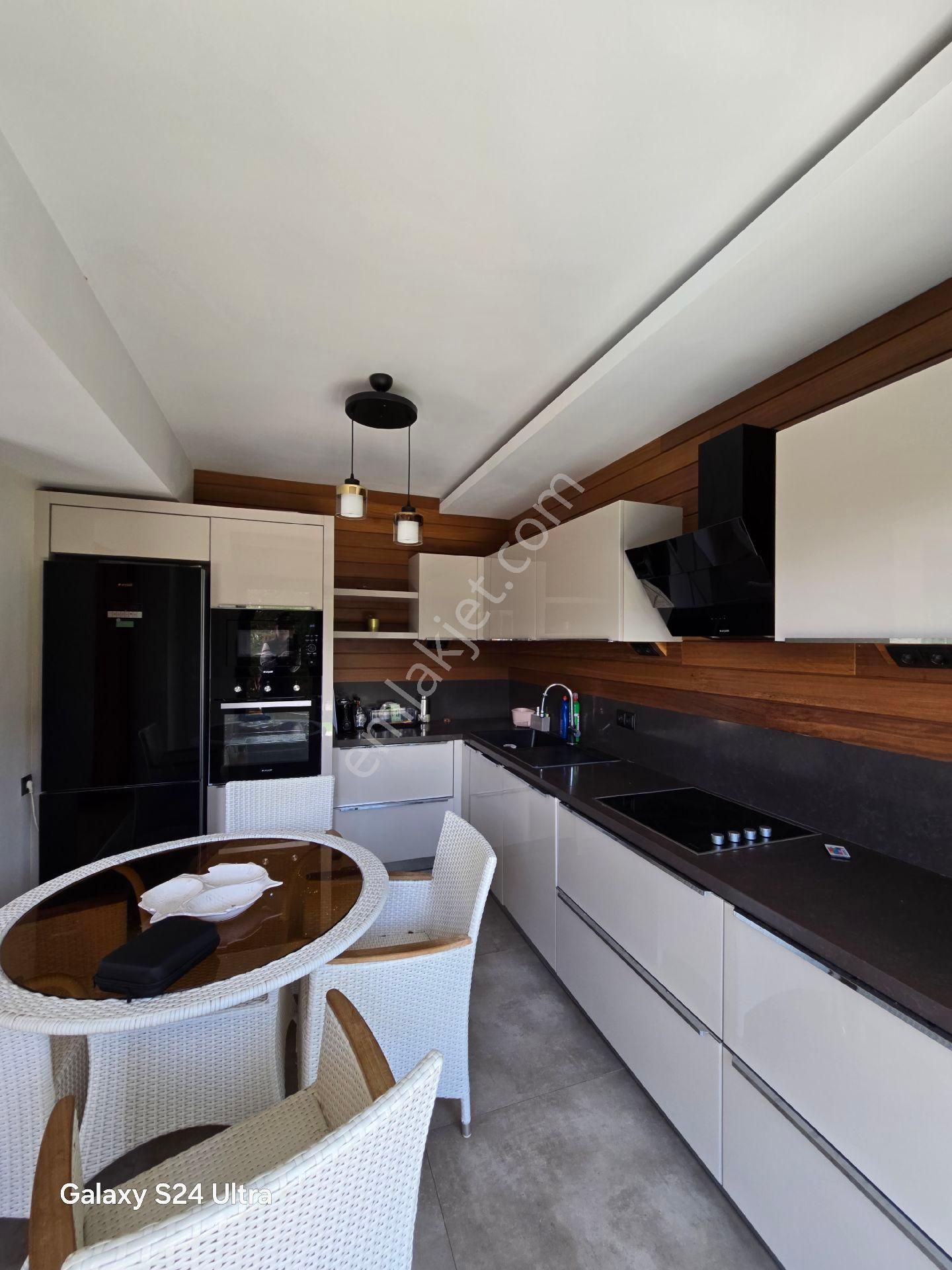 Kuşadası Kadınlar Denizinde Sahile Yürüme Mesafesinde 3+1 140m2 Tek Müstakil Özel Havuzlu - Görsel 15