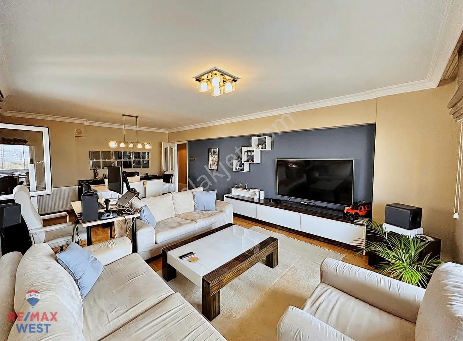 Yeni Girne Ana Cadde De Önü Açık Çok Geniş 3+1 Satılık Daire - Görsel 3