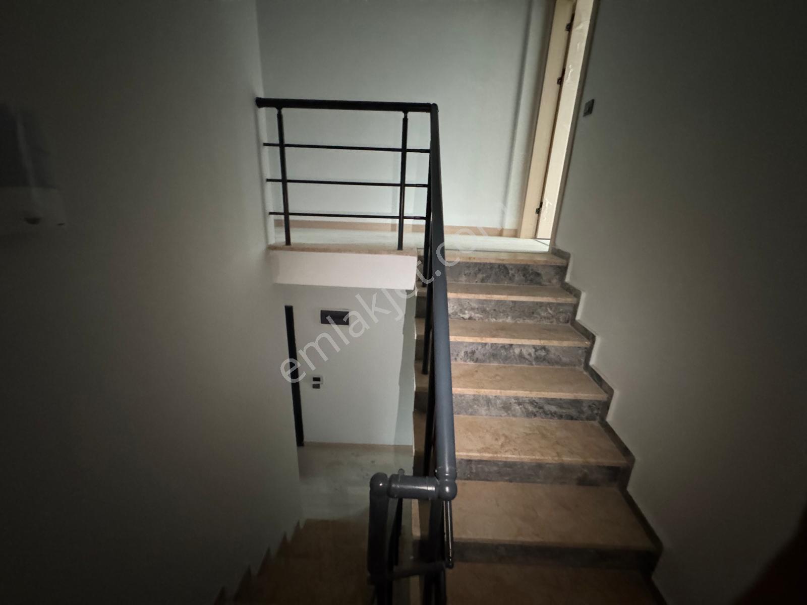 Edremitte 4+1 Geniş Manzaralı Oturuma Hazır Satılık Daire - Görsel 24