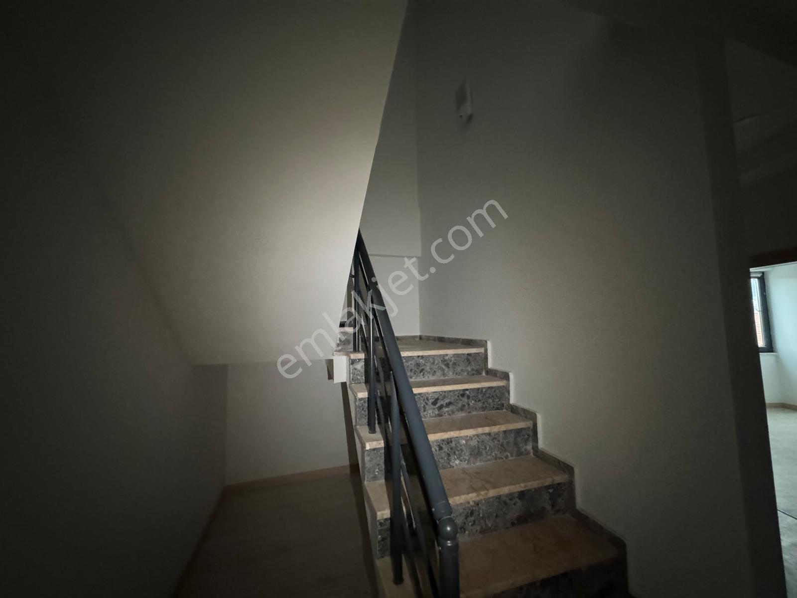 Edremitte 4+1 Geniş Manzaralı Oturuma Hazır Satılık Daire - Görsel 28