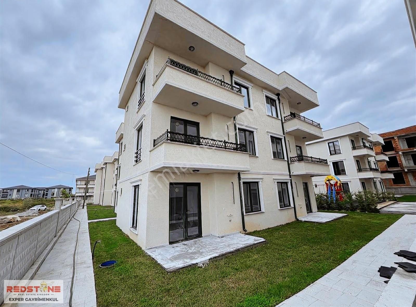 Gerçek İlan Havuzlu Sitede Ara Kat M.holde Y. Isıtma Sıfır 2+1