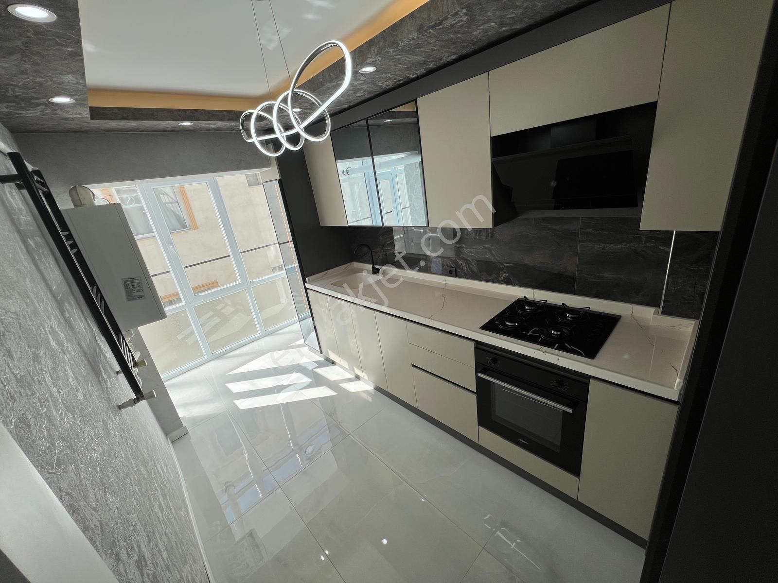 İstasyon'dan Mareşal Çakmak Mh'de Ara Kat Lüks 3+1 Satılık Daire