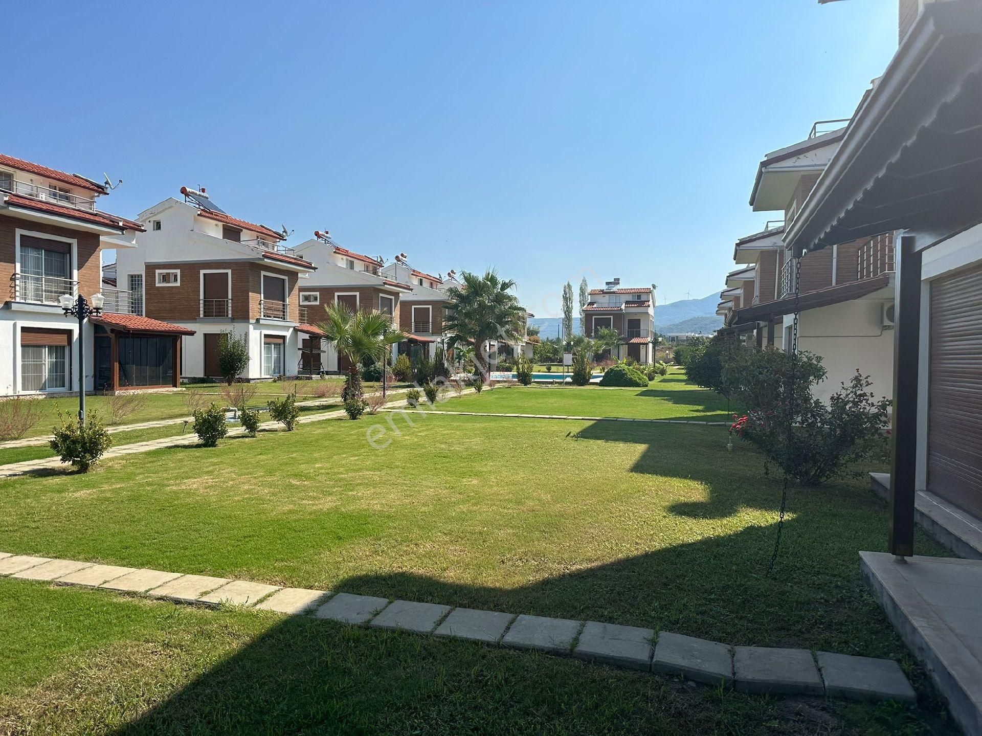 Kuşadası Davutlar Sahilinde Ortak Havuzlu Sitede Eşyalı Satılık 4+1 Tek Müstakil Villa - Görsel 10