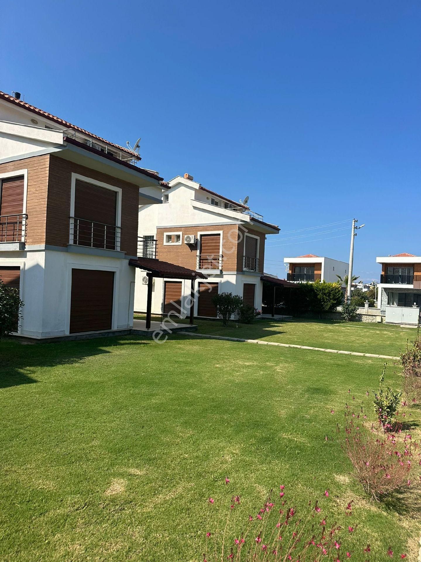 Kuşadası Davutlar Sahilinde Ortak Havuzlu Sitede Eşyalı Satılık 4+1 Tek Müstakil Villa - Görsel 9