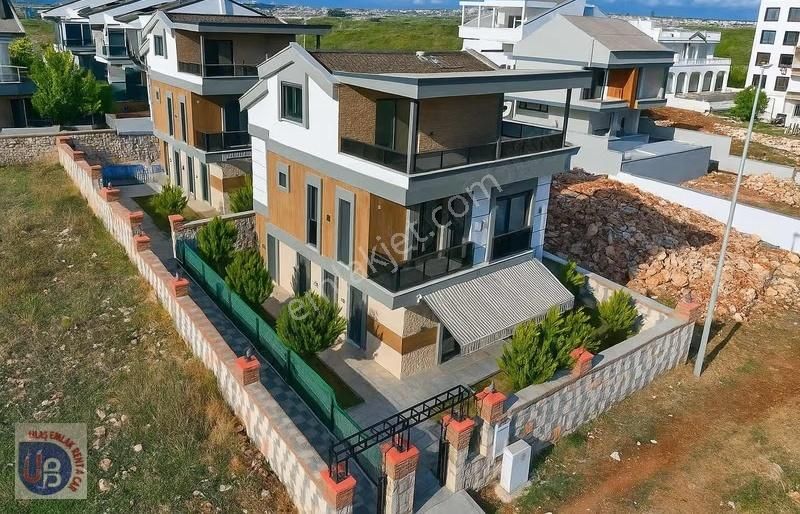 Didim Efeler Mahallesi'nde 4 + 1 Triplex Deniz Manzaralı Villa
