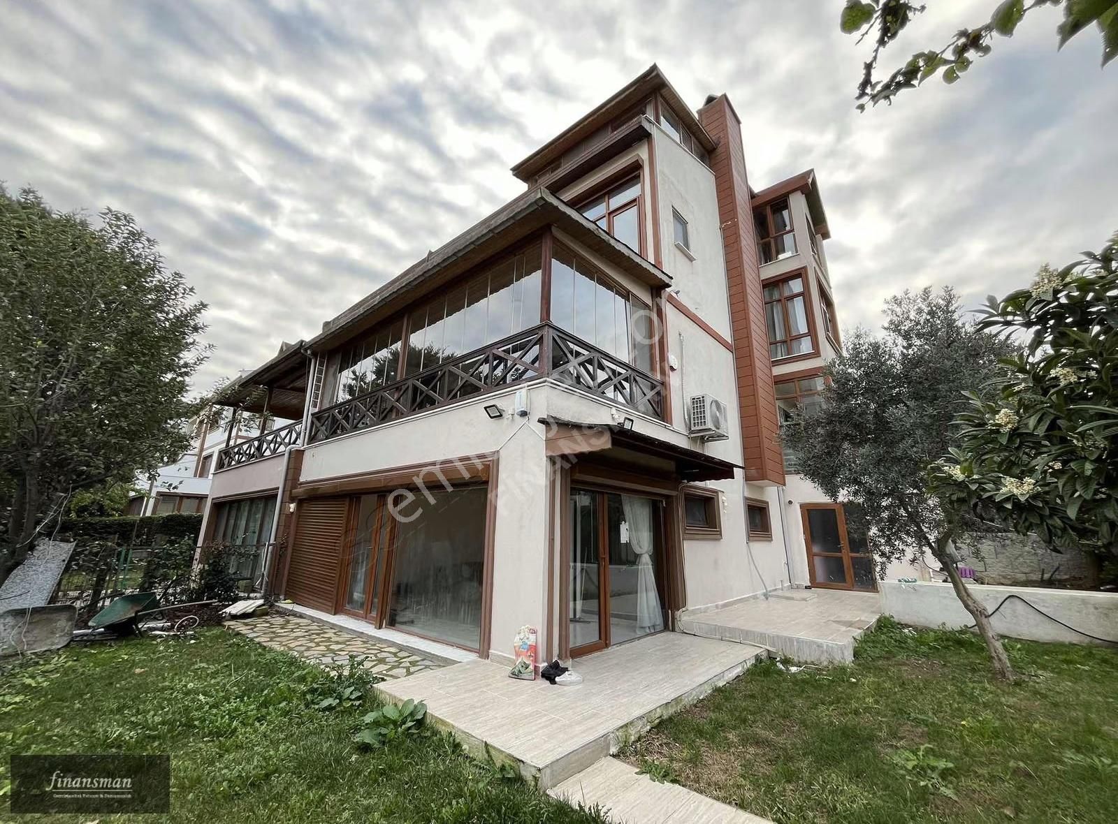 Finansman'dan..geniş Bahçeli..havuzlu..şömineli..ultra Lüx Villa