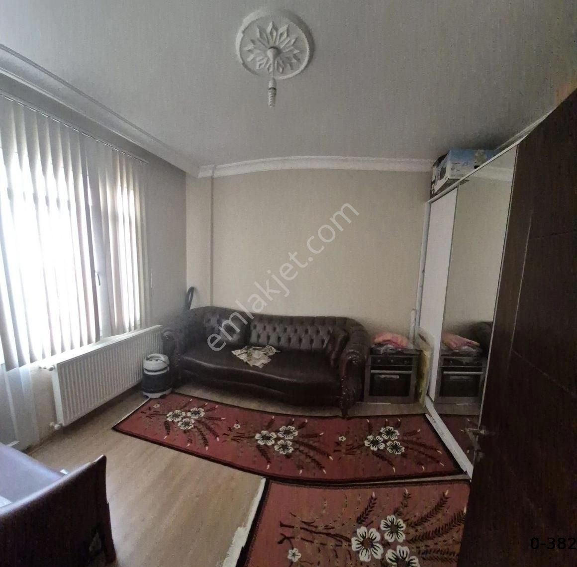 Buca İnkilap Mah//şirinyer Ziraat Bankası Yanı//cadde Üzerinde //2+1//mütahit Ofisi//eşyalı Satılık