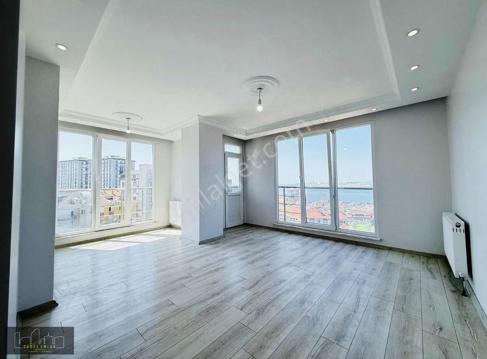 Cadde Emlak Manzaralı Site İçinde Otoparklı 3+1 Asansörlü 6. Kat