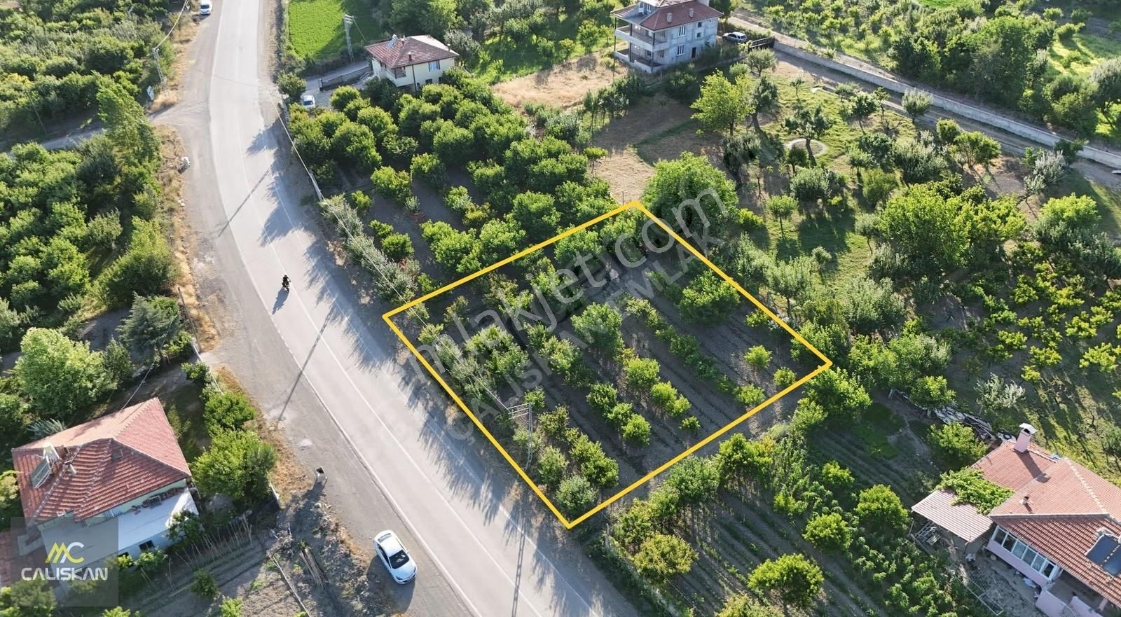 Kömeç-emirseyit Arası Ana Yola Sıfır Satılık 735 M2 Bahçe