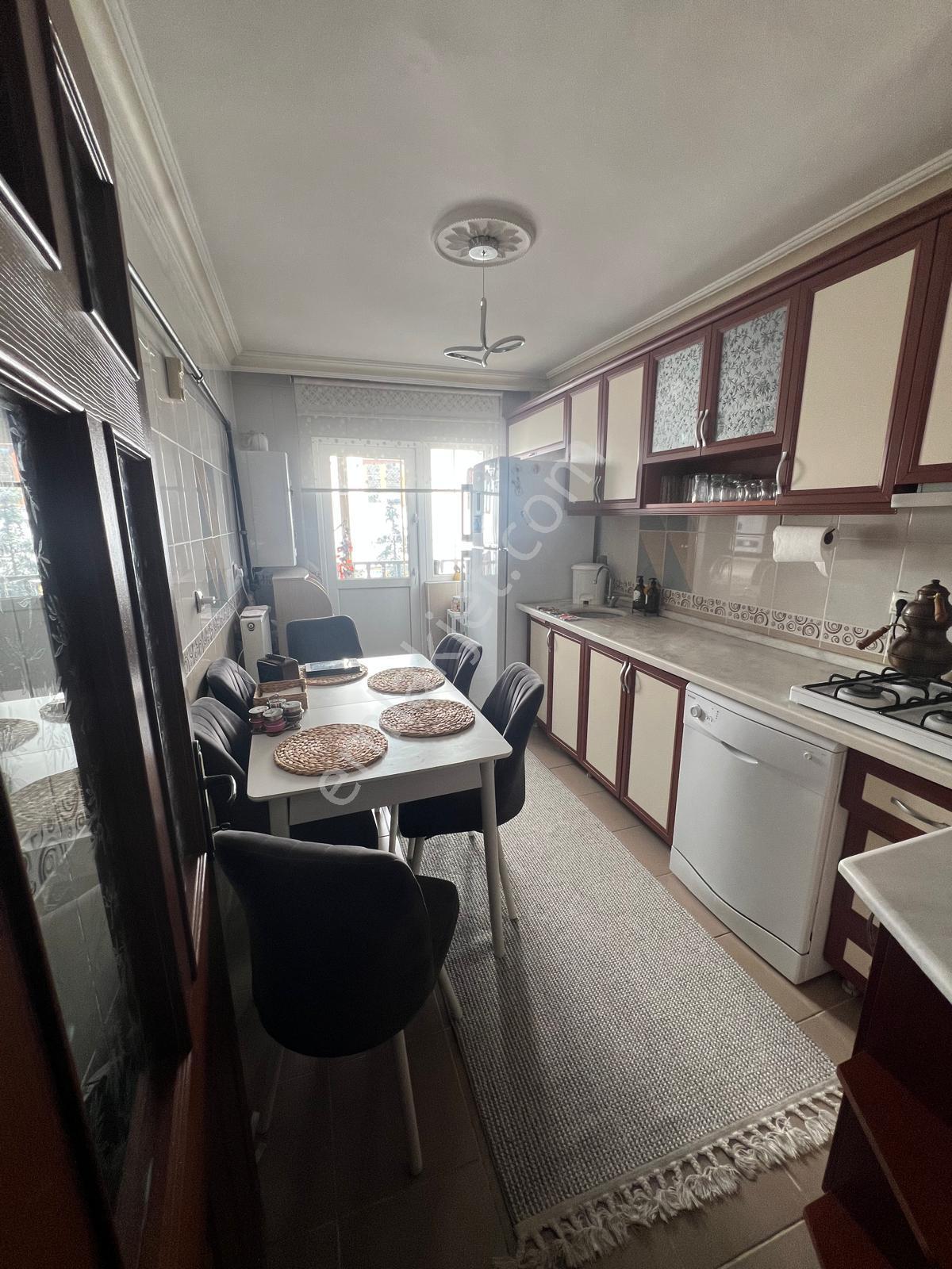 Kuşcağız Mahallesi'nde Cadde Üzerinde Yapılı 3+1 Daire!