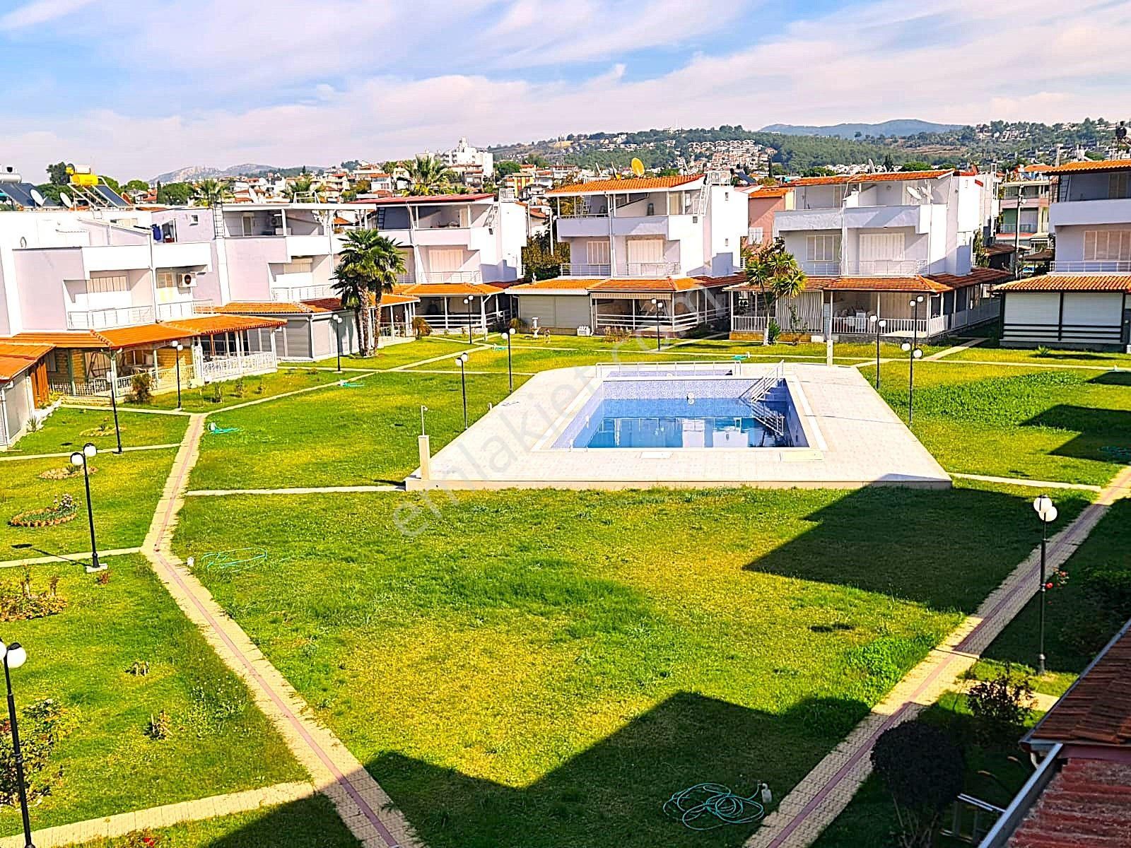 Kuşadası Sahil Sitelerin De Havuzlu Site De Denize Yakın Geniş Ferah 3+1 Tripleks Yazlık