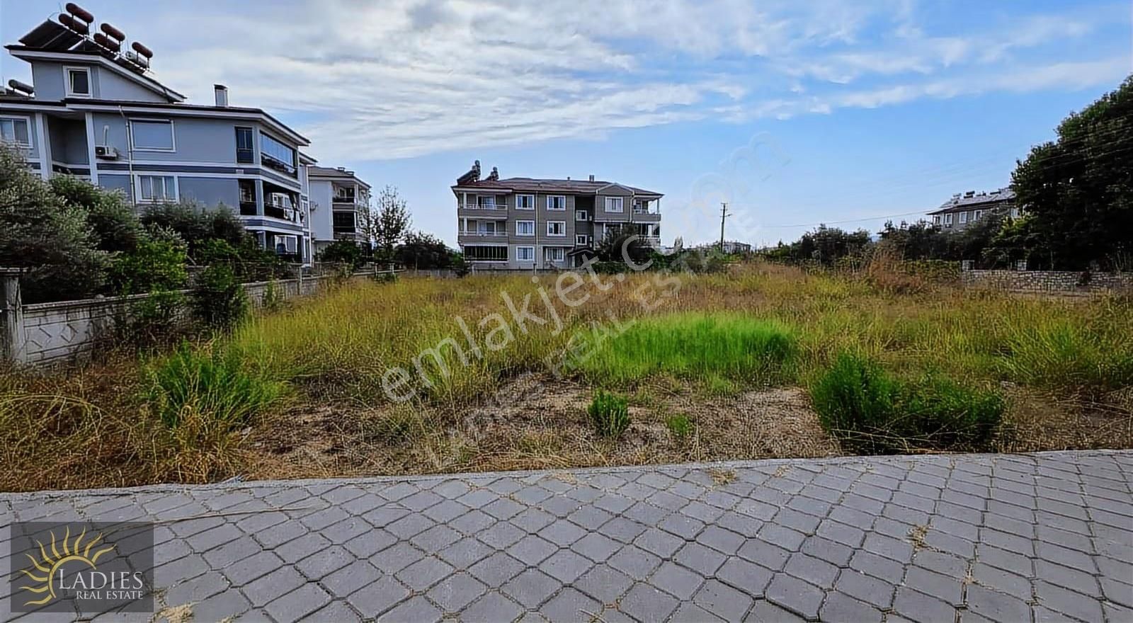 Ladiesden Karaçalı Mah. De 1200 M2 Kiralık Arsa