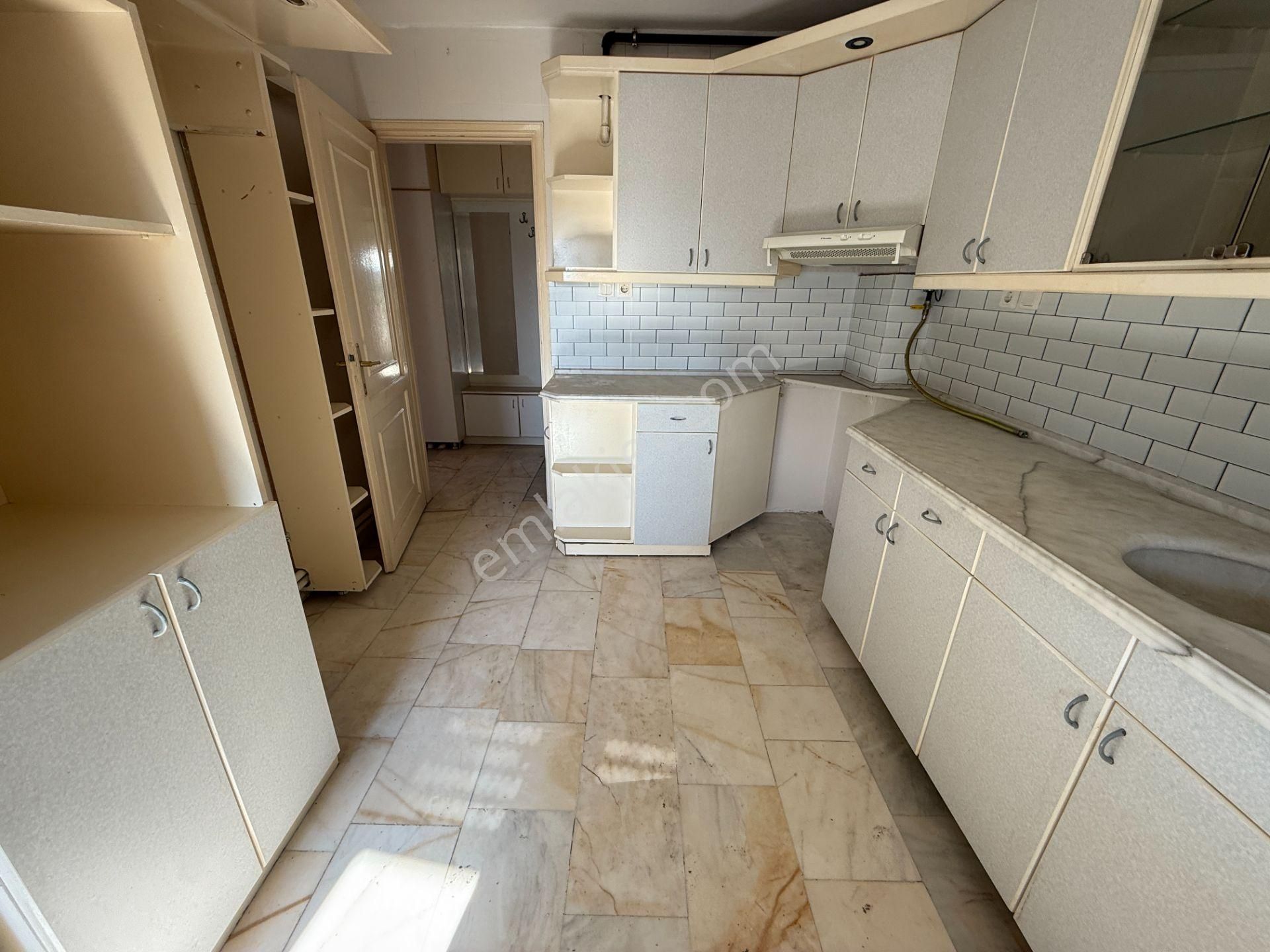 Bostanlı Satılık 3+1 Daire Ara Kat Önü Açık Çift Cephe Boş - Görsel 12