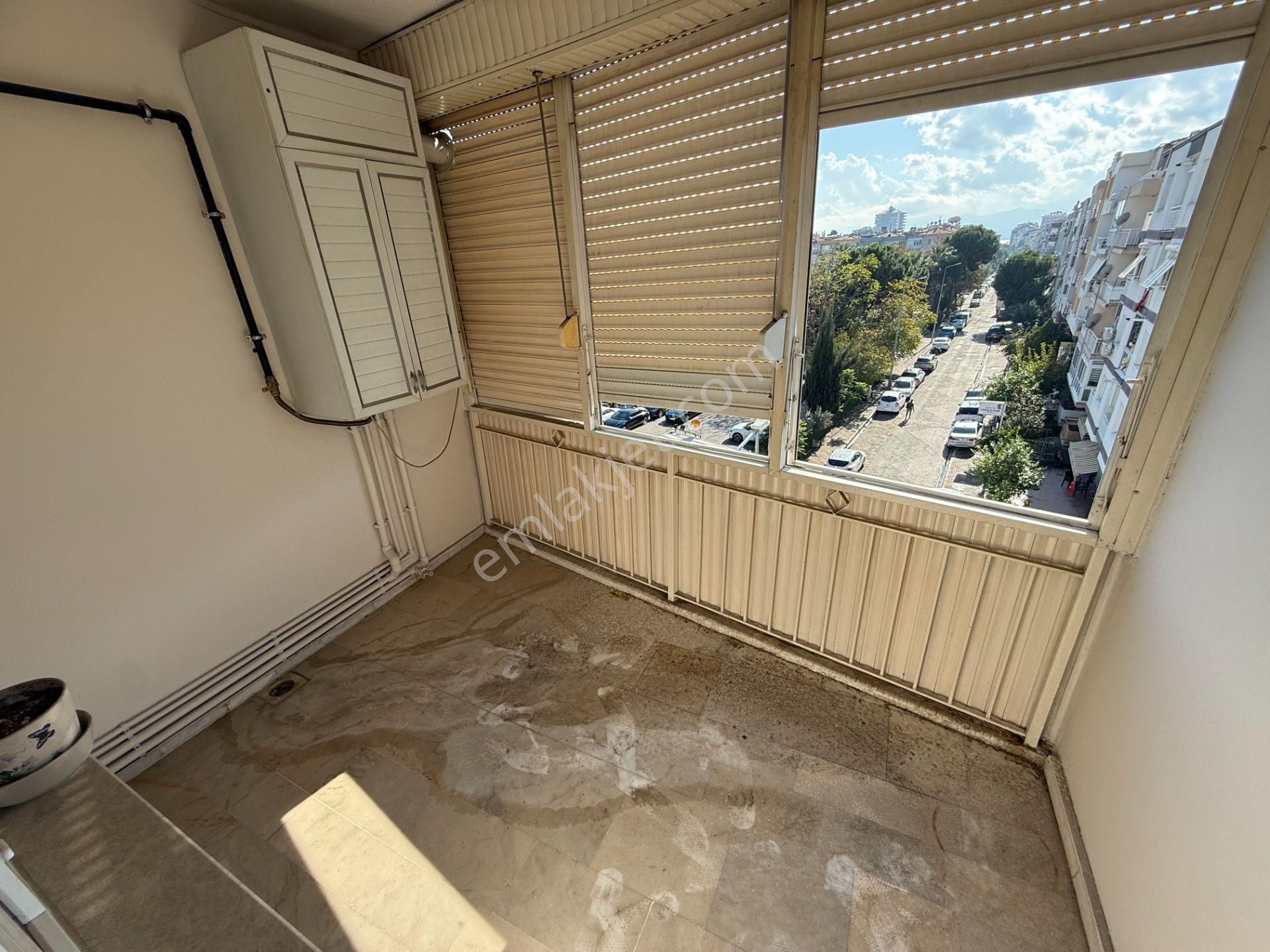 Bostanlı Satılık 3+1 Daire Ara Kat Önü Açık Çift Cephe Boş - Görsel 26