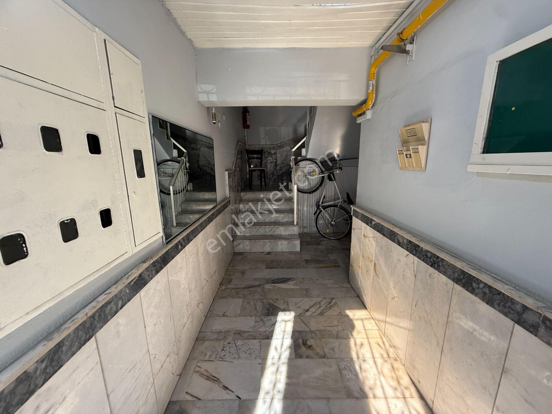 Bostanlı Satılık 3+1 Daire Ara Kat Önü Açık Çift Cephe Boş - Görsel 2