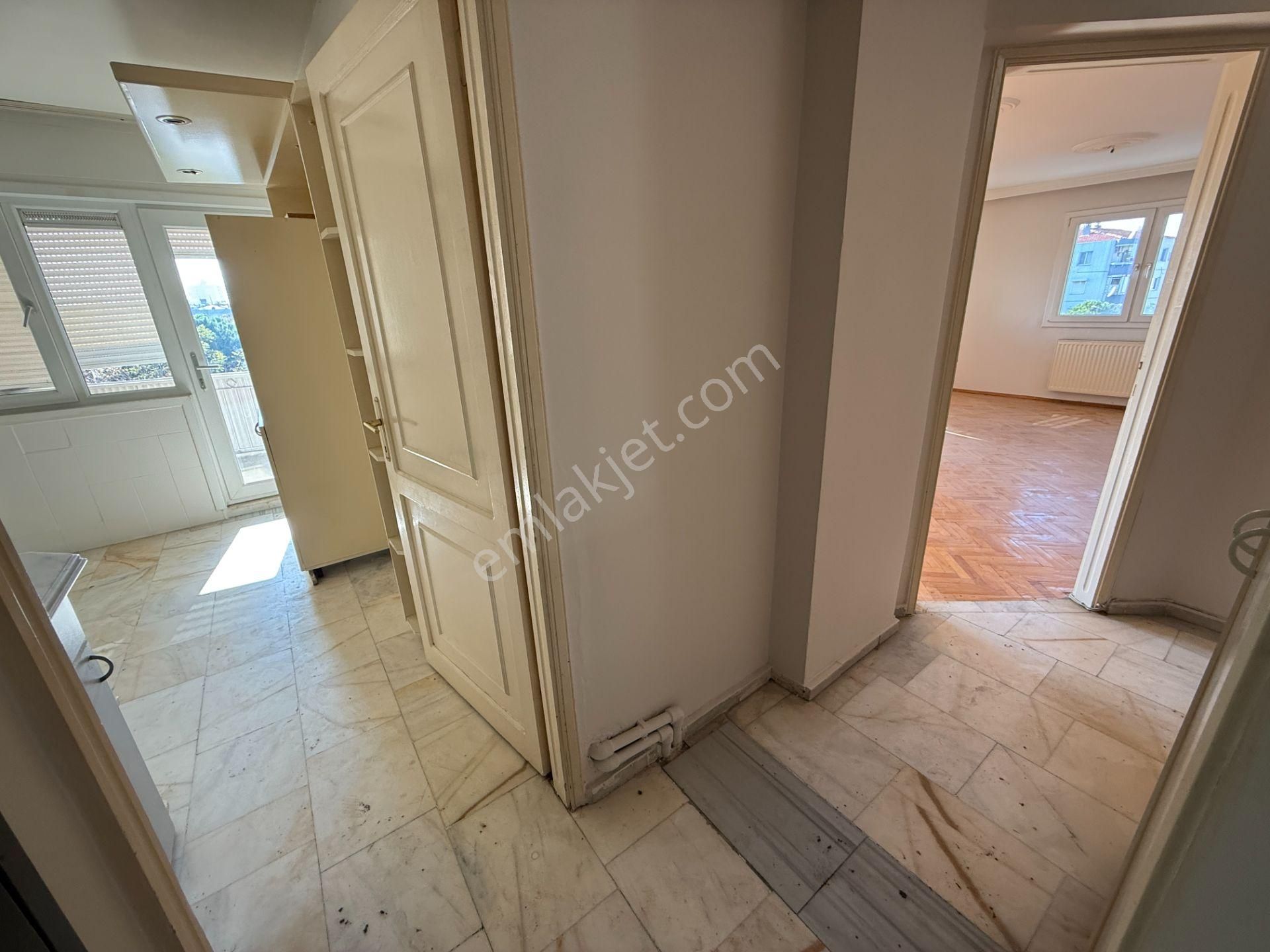 Bostanlı Satılık 3+1 Daire Ara Kat Önü Açık Çift Cephe Boş - Görsel 4