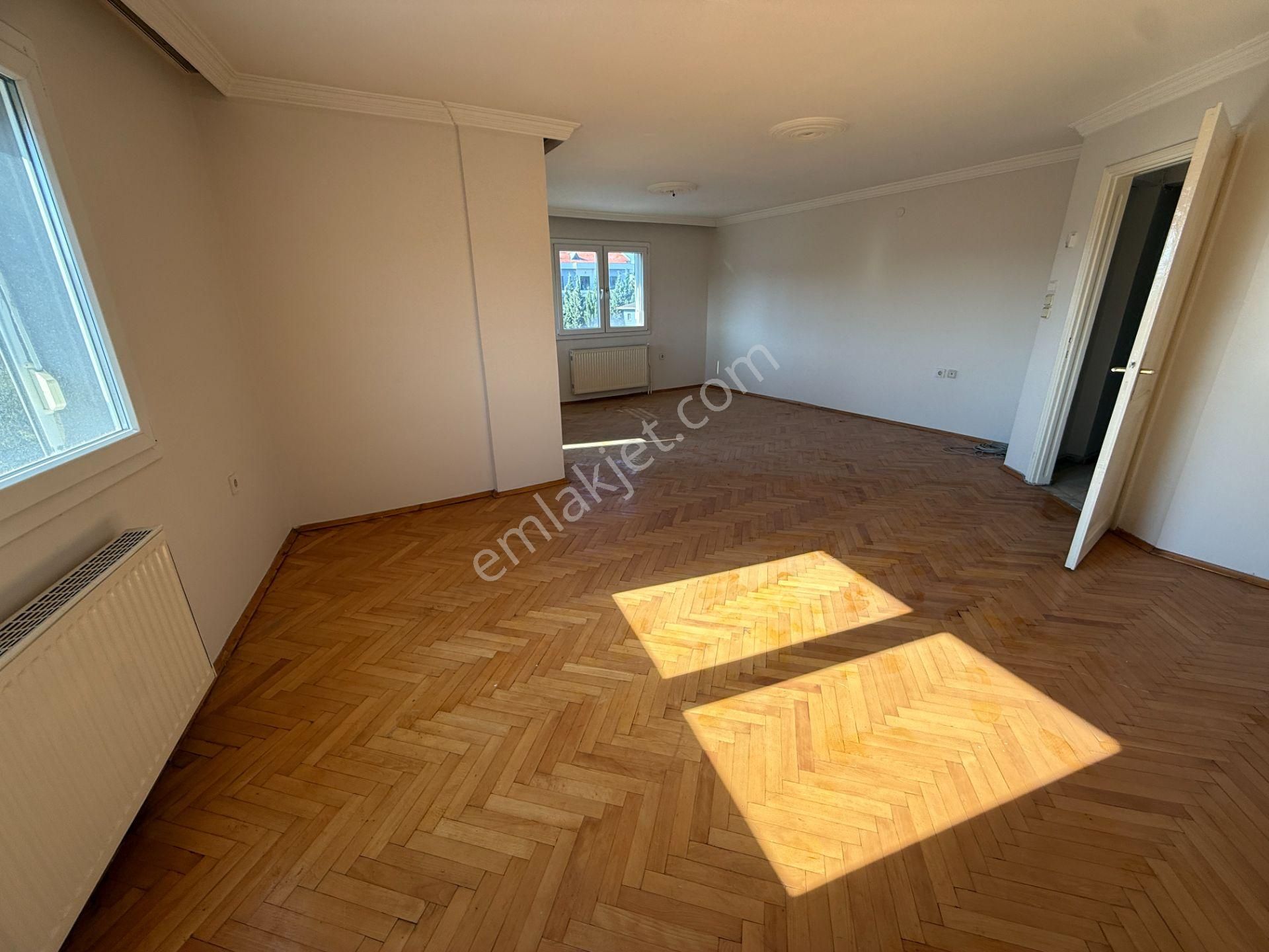 Bostanlı Satılık 3+1 Daire Ara Kat Önü Açık Çift Cephe Boş - Görsel 6