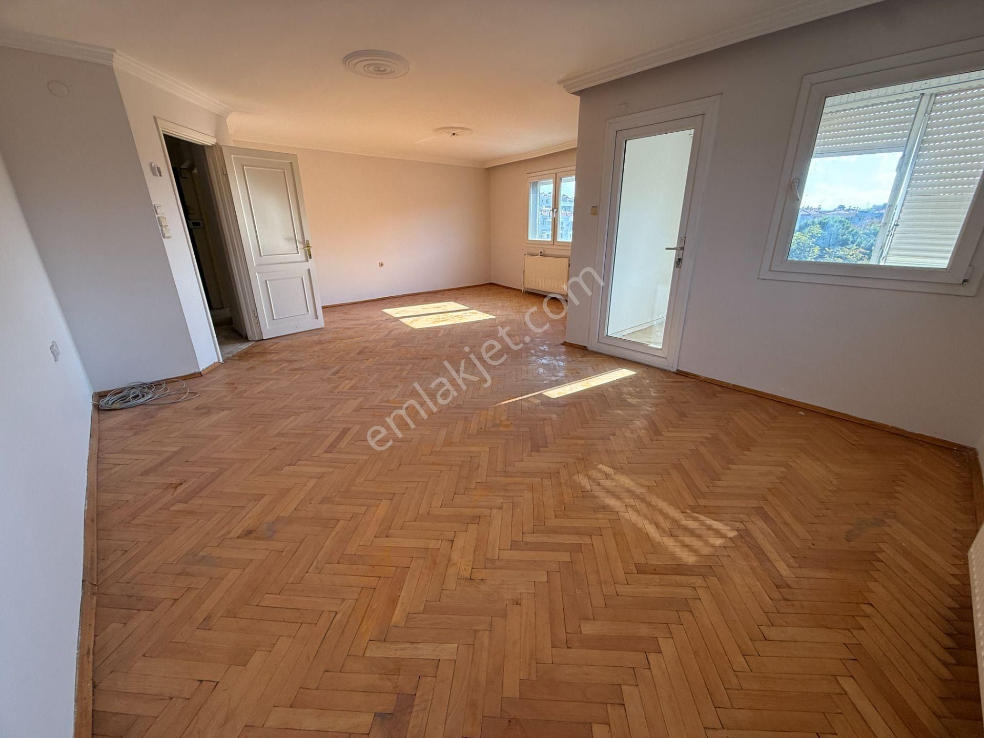 Bostanlı Satılık 3+1 Daire Ara Kat Önü Açık Çift Cephe Boş - Görsel 7