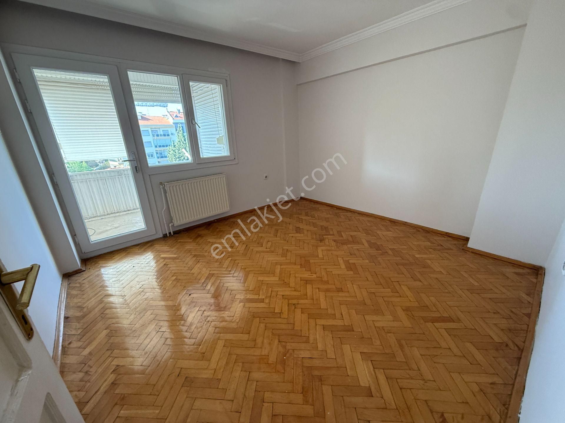 Bostanlı Satılık 3+1 Daire Ara Kat Önü Açık Çift Cephe Boş - Görsel 17