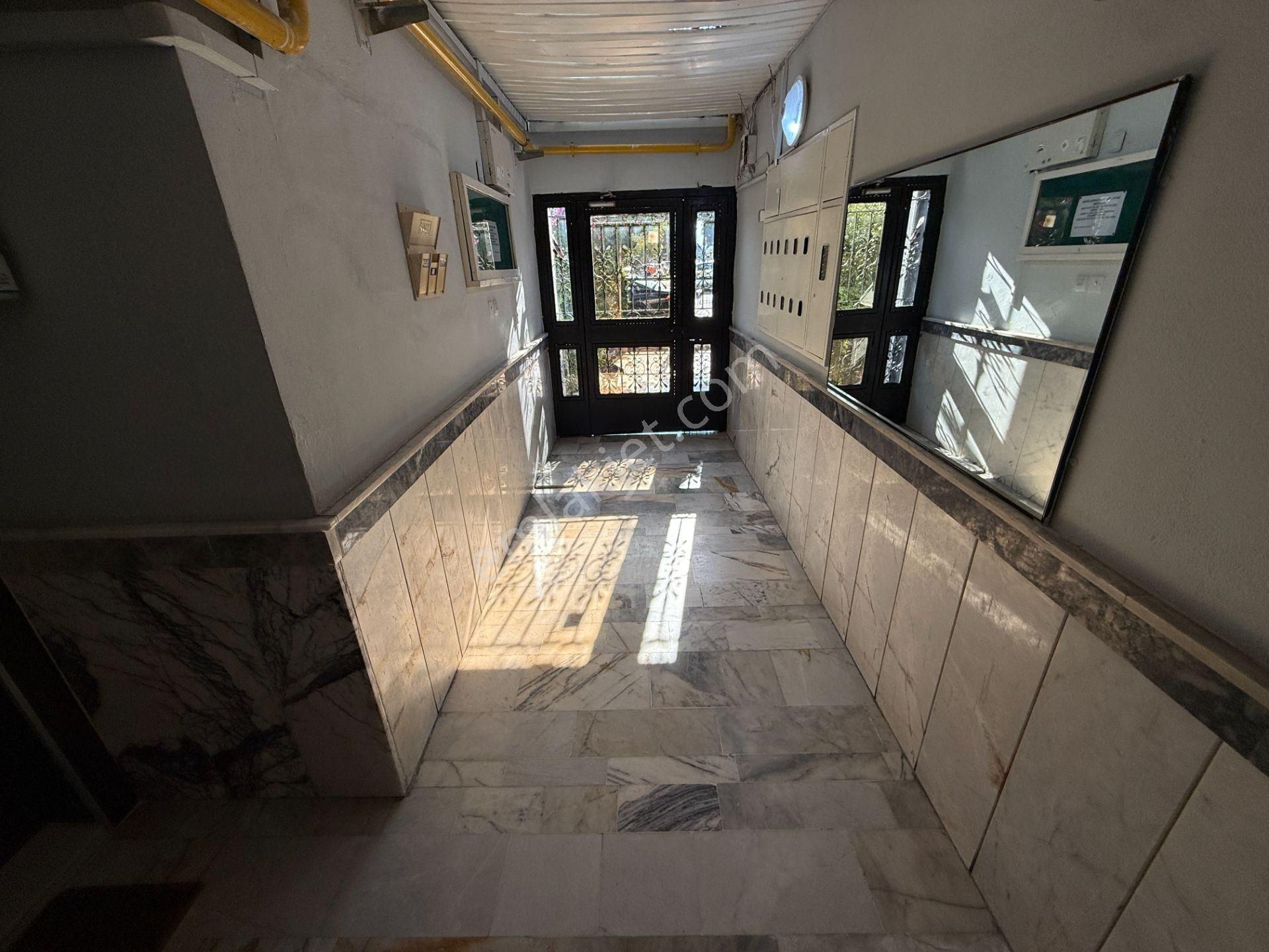 Bostanlı Satılık 3+1 Daire Ara Kat Önü Açık Çift Cephe Boş - Görsel 3