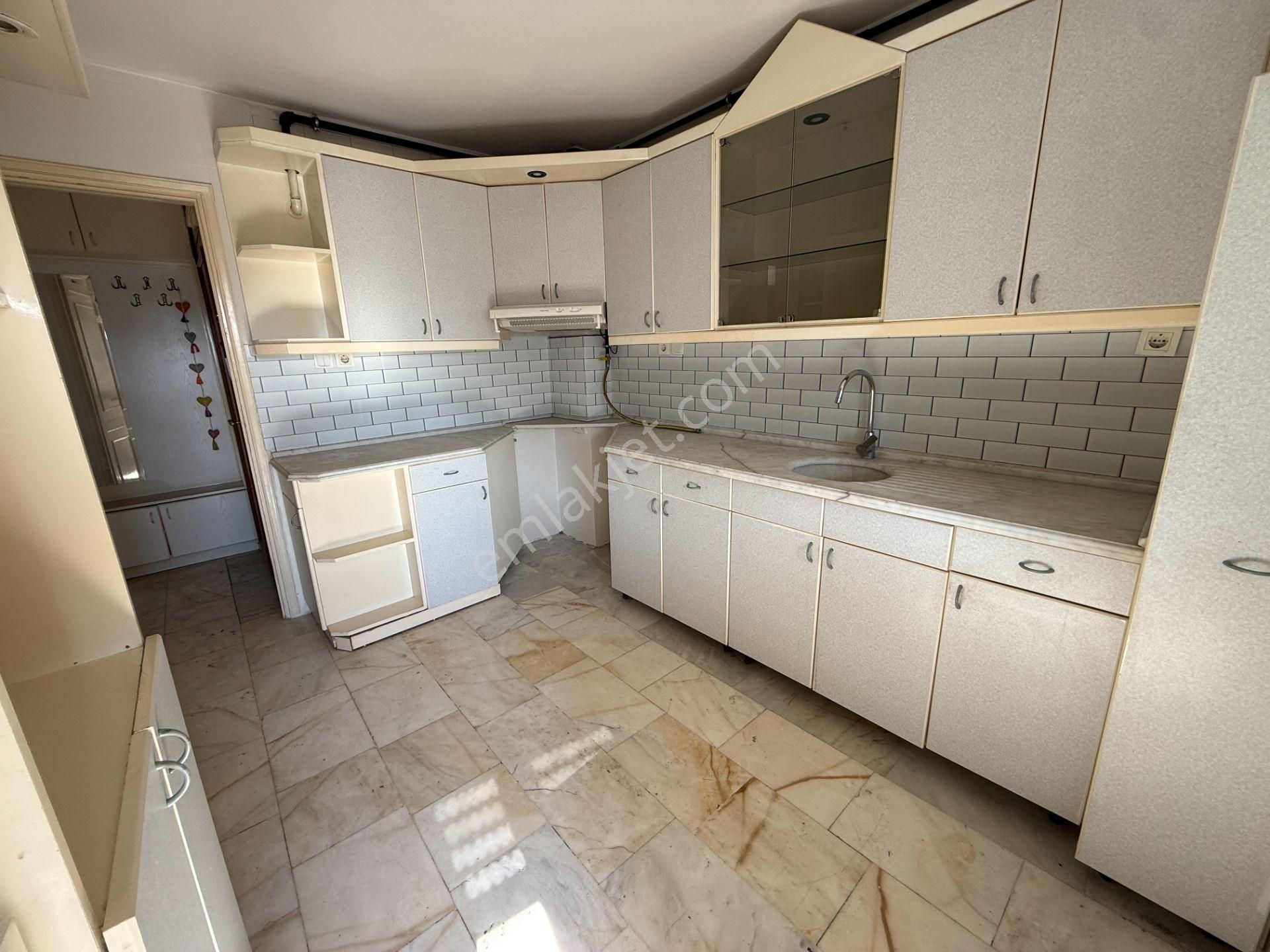 Bostanlı Satılık 3+1 Daire Ara Kat Önü Açık Çift Cephe Boş - Görsel 11