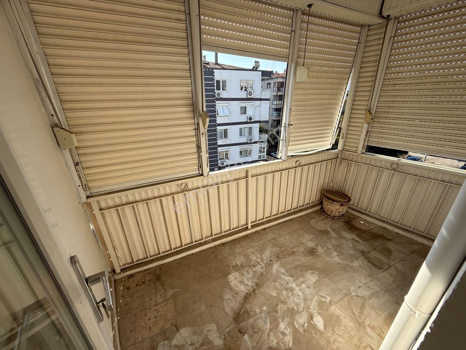 Bostanlı Satılık 3+1 Daire Ara Kat Önü Açık Çift Cephe Boş - Görsel 9