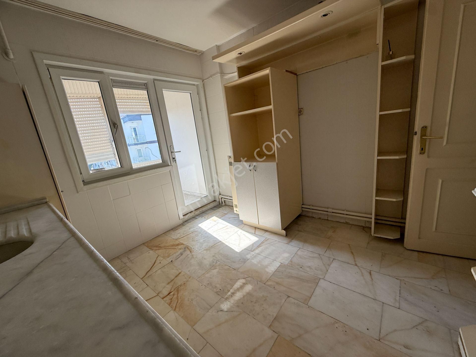 Bostanlı Satılık 3+1 Daire Ara Kat Önü Açık Çift Cephe Boş - Görsel 13