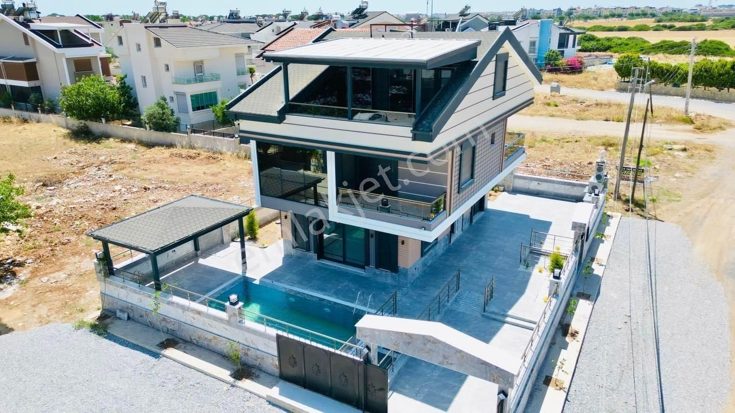 Villacı Onur'dan Altınkumda Satılık Köşebaşı 5+1 Ayrı Mutfaklı Full Eşyalı Lüx Villa