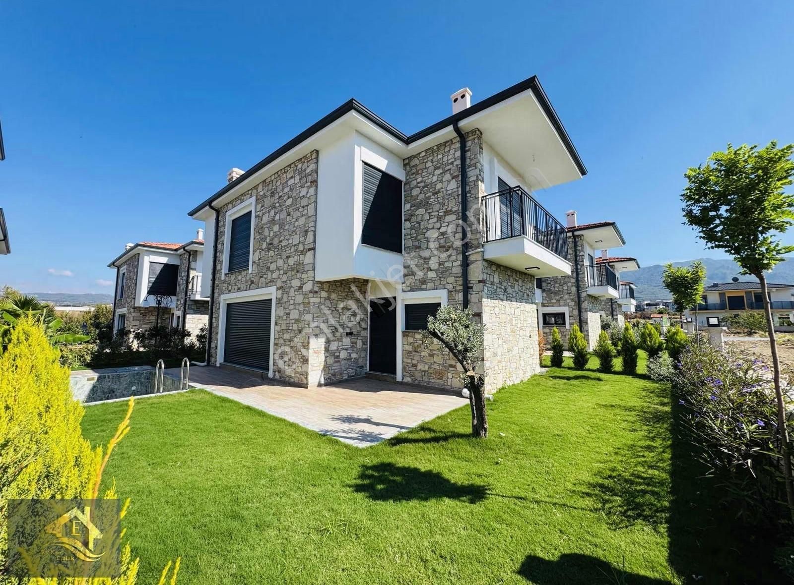 Kuşadası Davutlar'da Tek Müstakil Özel Havuzlu 3+1 Villa