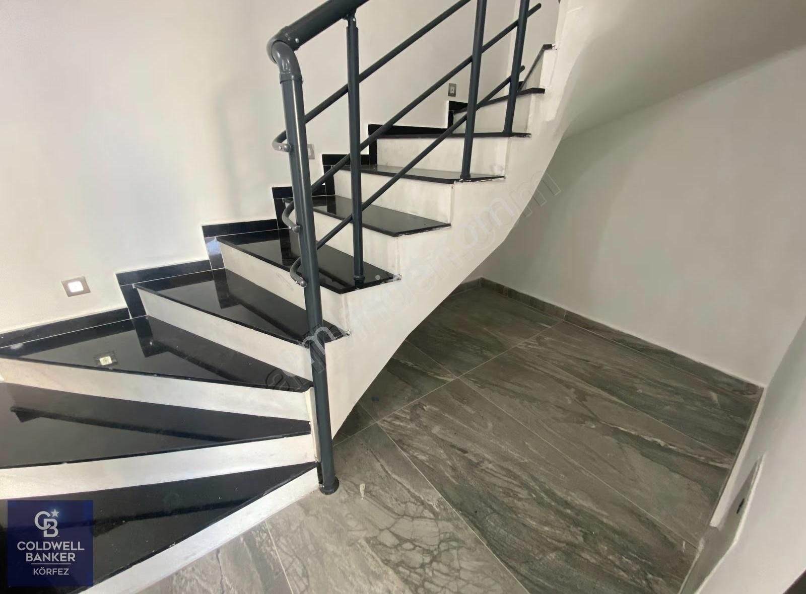 Burhaniye İskele Mahallesinde 4+1 Tripleks Villa - Görsel 15