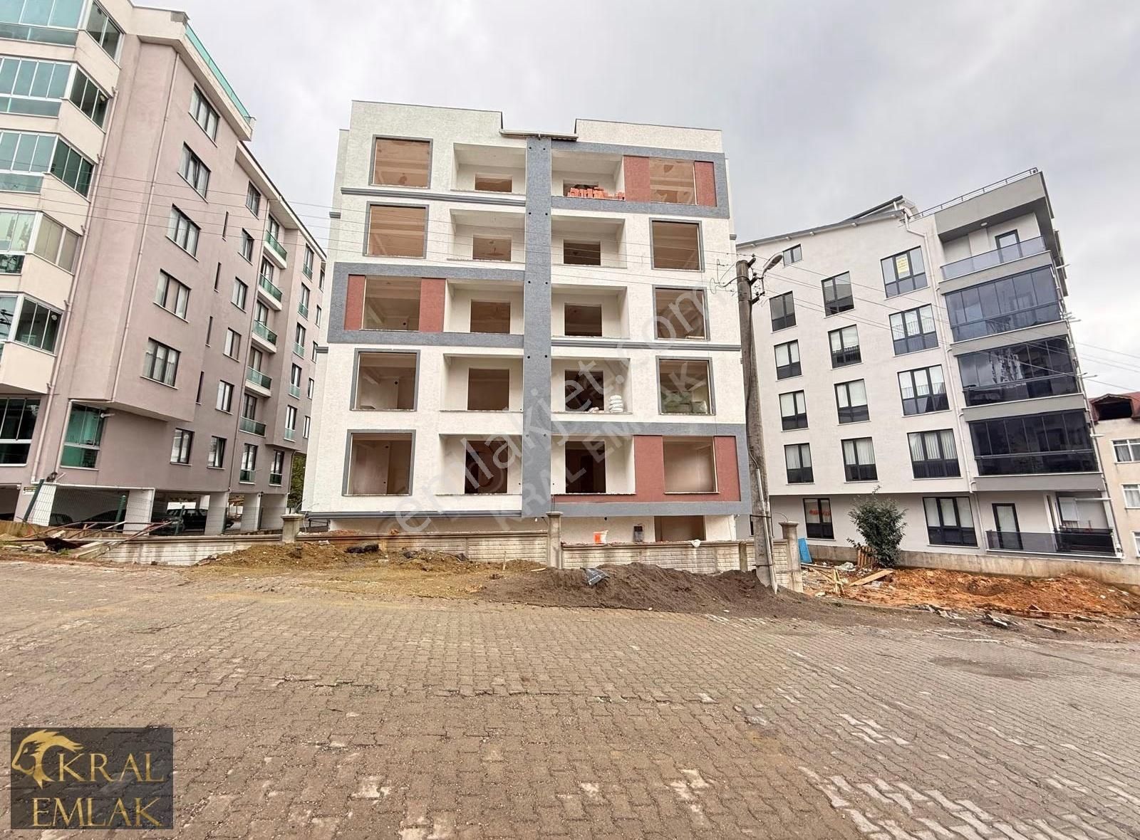 Osmaniye Mahallesinde Sıfır Denize Yakın Satılık 3+1 Daire - Görsel 2