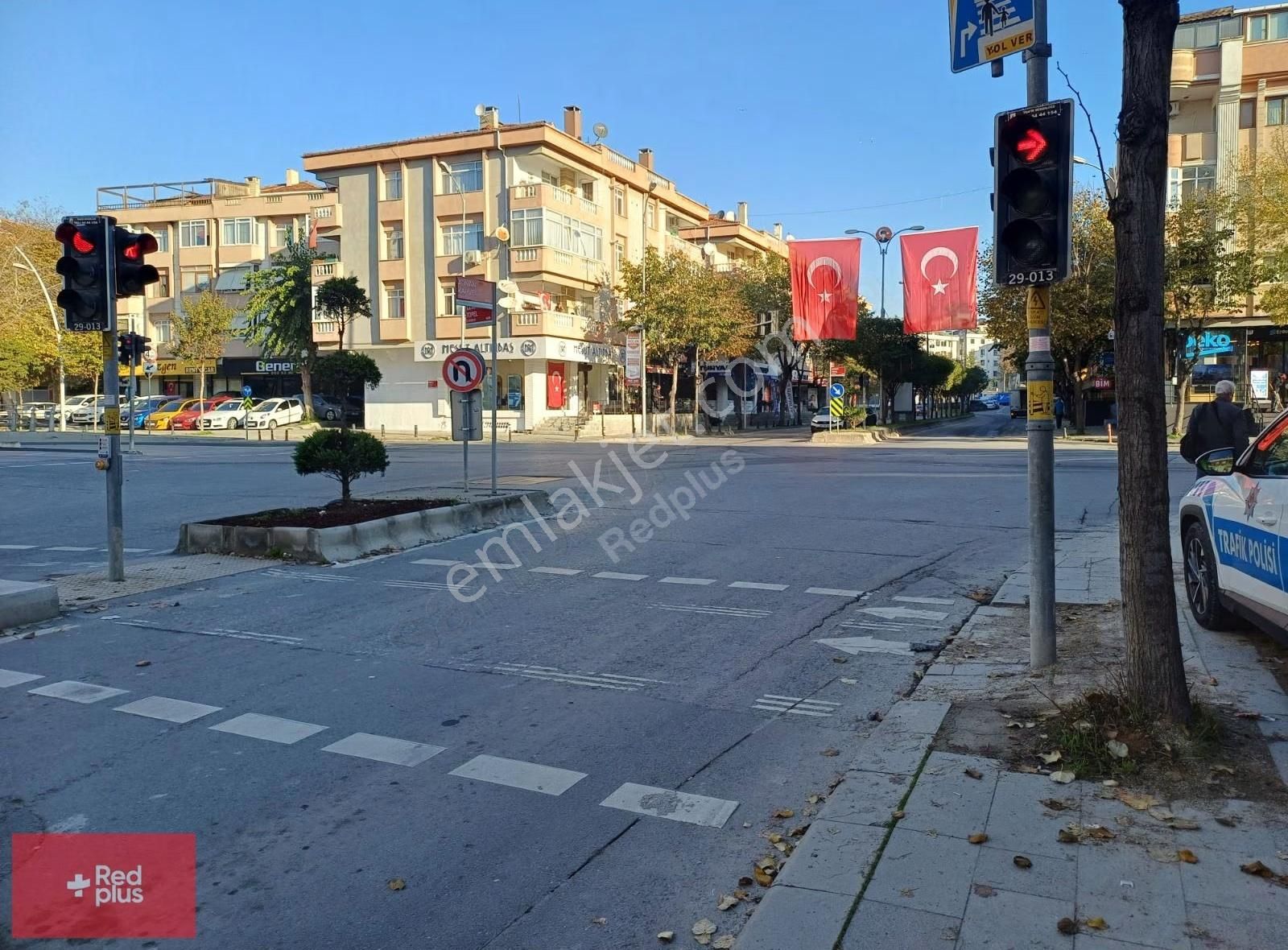 Büyükçekmece Fatih Mahallesi Işıklarda Kiralık Köşe Dükkan