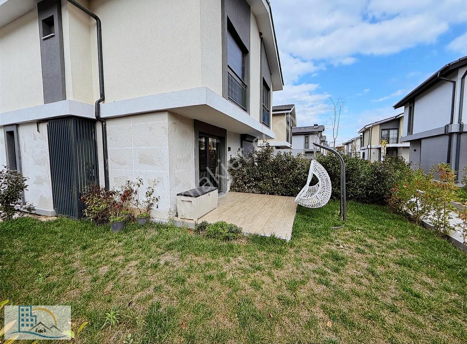 Şile Gül Emlak'tan Nezih Ve Sitede Geniş Bahçeli Kiralık Villa - Görsel 13