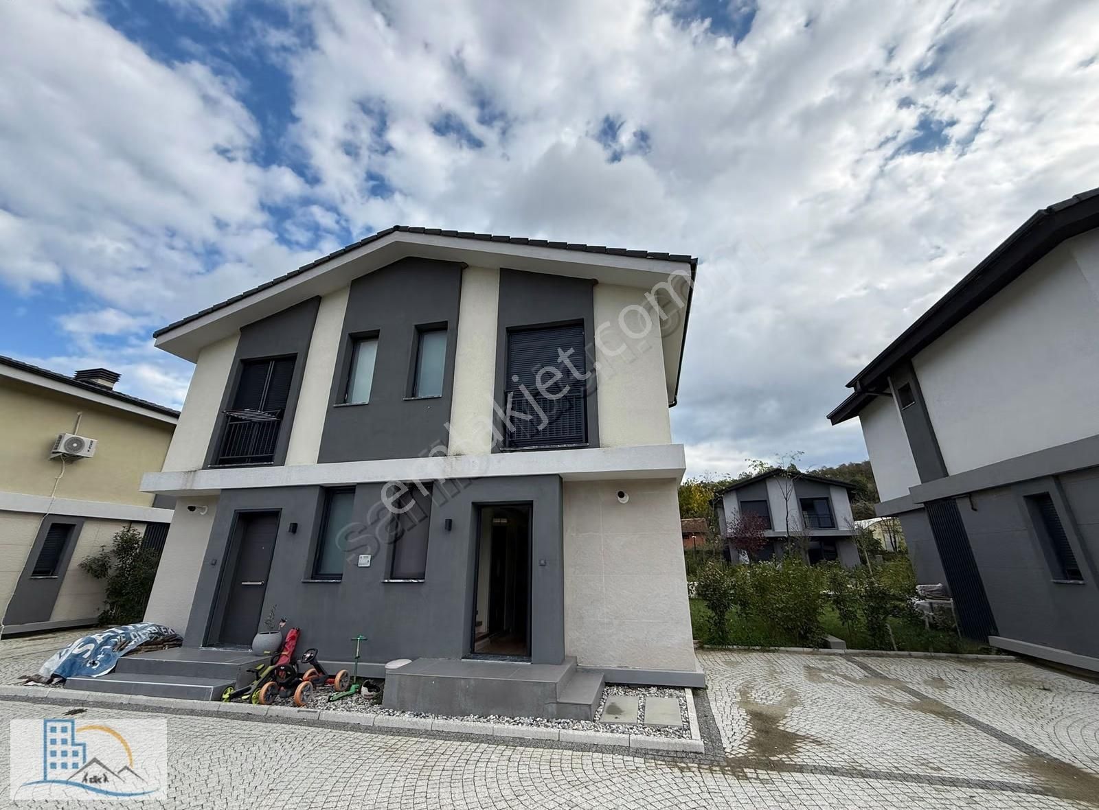 Şile Gül Emlak'tan Nezih Ve Sitede Geniş Bahçeli Kiralık Villa