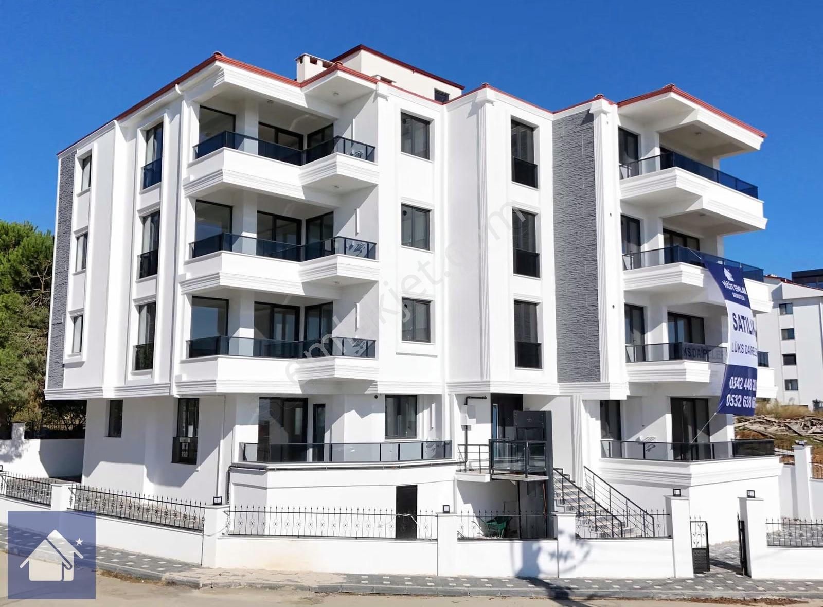 *yiğit Emlak Armutlu'dan*beyaz Konak Evlerinde 3+1 Son Daireler!