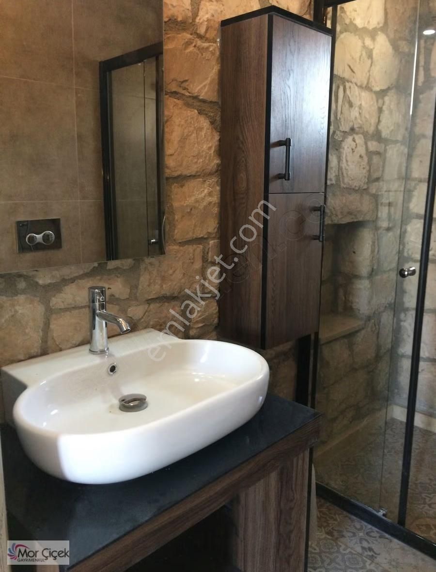 Morçiçek'ten Mordoğan'da Geniş Arazi Üzerinde Lüks Taş Ev - Görsel 2